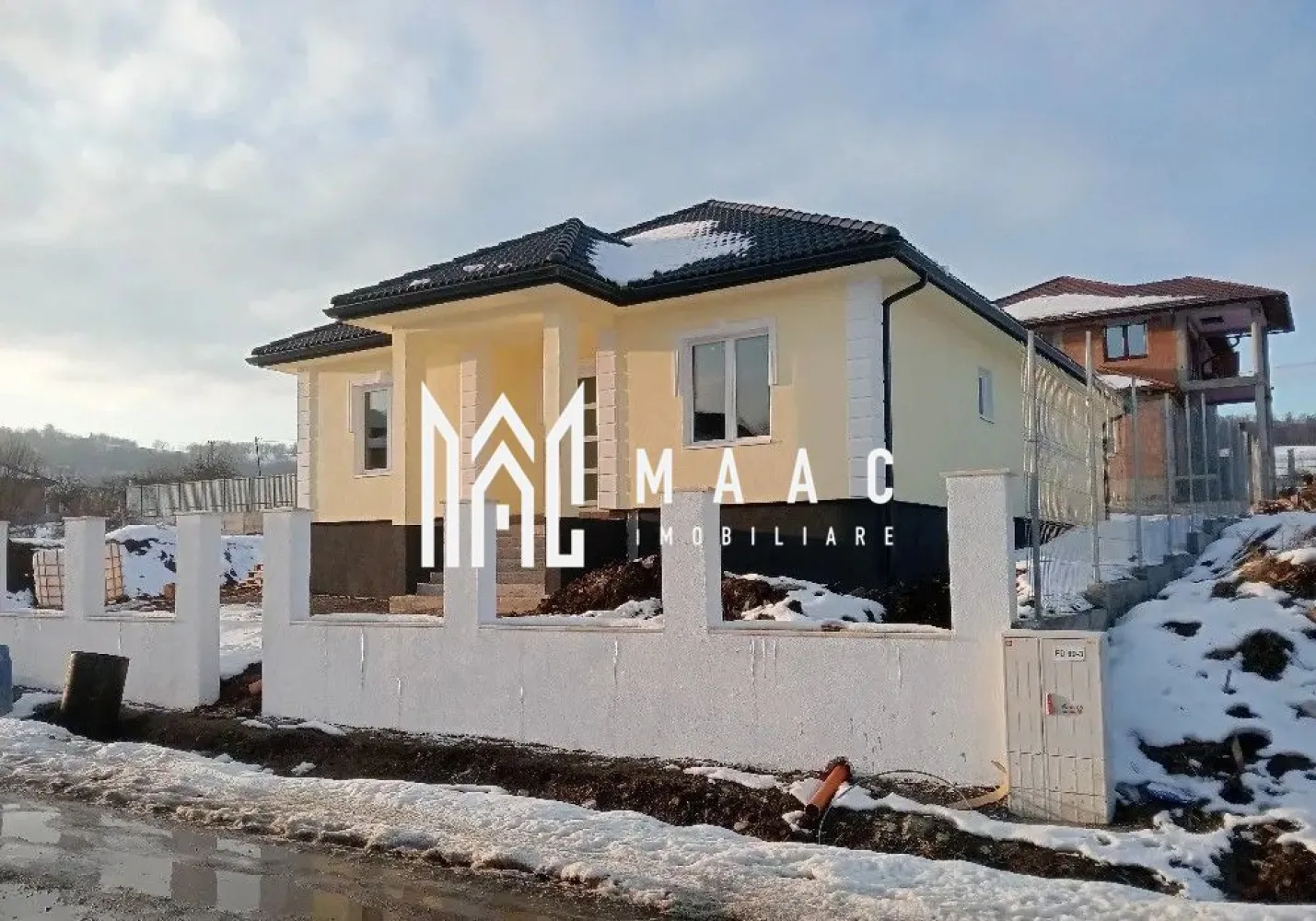 Casă single I 3 camere I Curte 500mp Predare alb I Cisnădie - MAAC Imobiliare propune o nouă casă individuală către noul proprietar, amplasată în zona centrală a orașului Cisnădie. Casă construită pe un teren de 500 mp, construită pe un singur nivel, cu 135 mp utili și pod de 60 mp, pregătit pentru mansardare. Compartimentare: - Hol de acces - Living + bucătărie open-space - 2 dormitoare - Baie - Spațiu de depozitare - Dormitor matrimonial cu baie proprie - Terasă acoperită - Podul dispune de 60 mp și permite amenajarea a 3 camere și o baie. Detalii tehnice: - Construcție anvelopată exterior - Placă de beton la pod - Acoperiș din lemn, astereală, folie anticondens și țiglă Bramac - Șapă de beton cu izolație și încălzire în pardoseală - Instalație electrică finalizată Stadiu de predare: - Interior: alb - Exterior: la cheie - Toate utilitățile vor fi racordate - Casa este în curs de intabulare Pentru mai multe detalii si pentru a programa o vizionare, contactați MAAC Imobiliare specificând ID CP2828674. }}