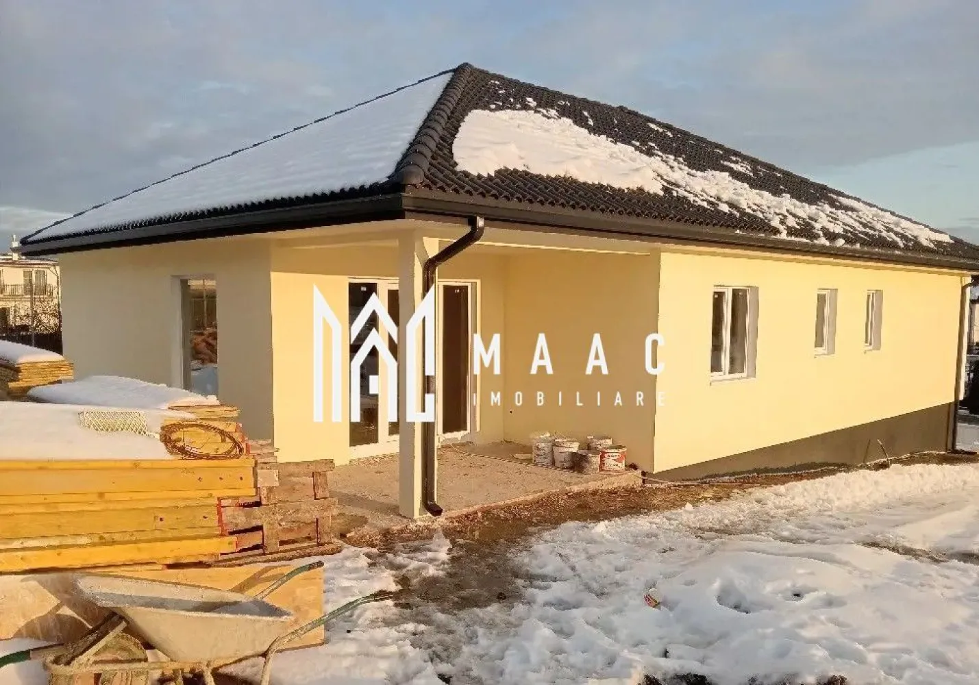 Casă single I 3 camere I Curte 500mp Predare alb I Cisnădie - MAAC Imobiliare propune o nouă casă individuală către noul proprietar, amplasată în zona centrală a orașului Cisnădie. Casă construită pe un teren de 500 mp, construită pe un singur nivel, cu 135 mp utili și pod de 60 mp, pregătit pentru mansardare. Compartimentare: - Hol de acces - Living + bucătărie open-space - 2 dormitoare - Baie - Spațiu de depozitare - Dormitor matrimonial cu baie proprie - Terasă acoperită - Podul dispune de 60 mp și permite amenajarea a 3 camere și o baie. Detalii tehnice: - Construcție anvelopată exterior - Placă de beton la pod - Acoperiș din lemn, astereală, folie anticondens și țiglă Bramac - Șapă de beton cu izolație și încălzire în pardoseală - Instalație electrică finalizată Stadiu de predare: - Interior: alb - Exterior: la cheie - Toate utilitățile vor fi racordate - Casa este în curs de intabulare Pentru mai multe detalii si pentru a programa o vizionare, contactați MAAC Imobiliare specificând ID CP2828674. }}