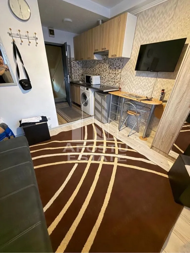 Garsoniera, de vanzare, zona Buziasului, Timisoara - Apostu Estate va propune spre vanzare o garsoniera, situata la etajul 4 din 5 intr-un bloc de apartamente, anvelopat, situata in Timisoara, judetul Timis, zona Buziasului.

Garsoniera are o suprafata de 15 mp utili si este complet renovata, se preda mobilata si utilata si este compartimentata astfel:
Hol de acces
Baie cu dus
Camera
Chicineta

Confortul termic este asigurat de termoficare. In prezent garsoniera este inchiriat cu 210 euro, contract care se poate pastra daca se doreste. Se poate achizitiona doar cash.

Zona cu numeroase facilitati si puncte de interes precum: acces rapid si usor la mijloacele de transport in comun, si alte supermarket-uri in apropiere, farmacii, institutii de invatamant, restaurante, baruri, cafenele si multe altele.

Va asteptam cu drag la o vizionare!
 CP3124574