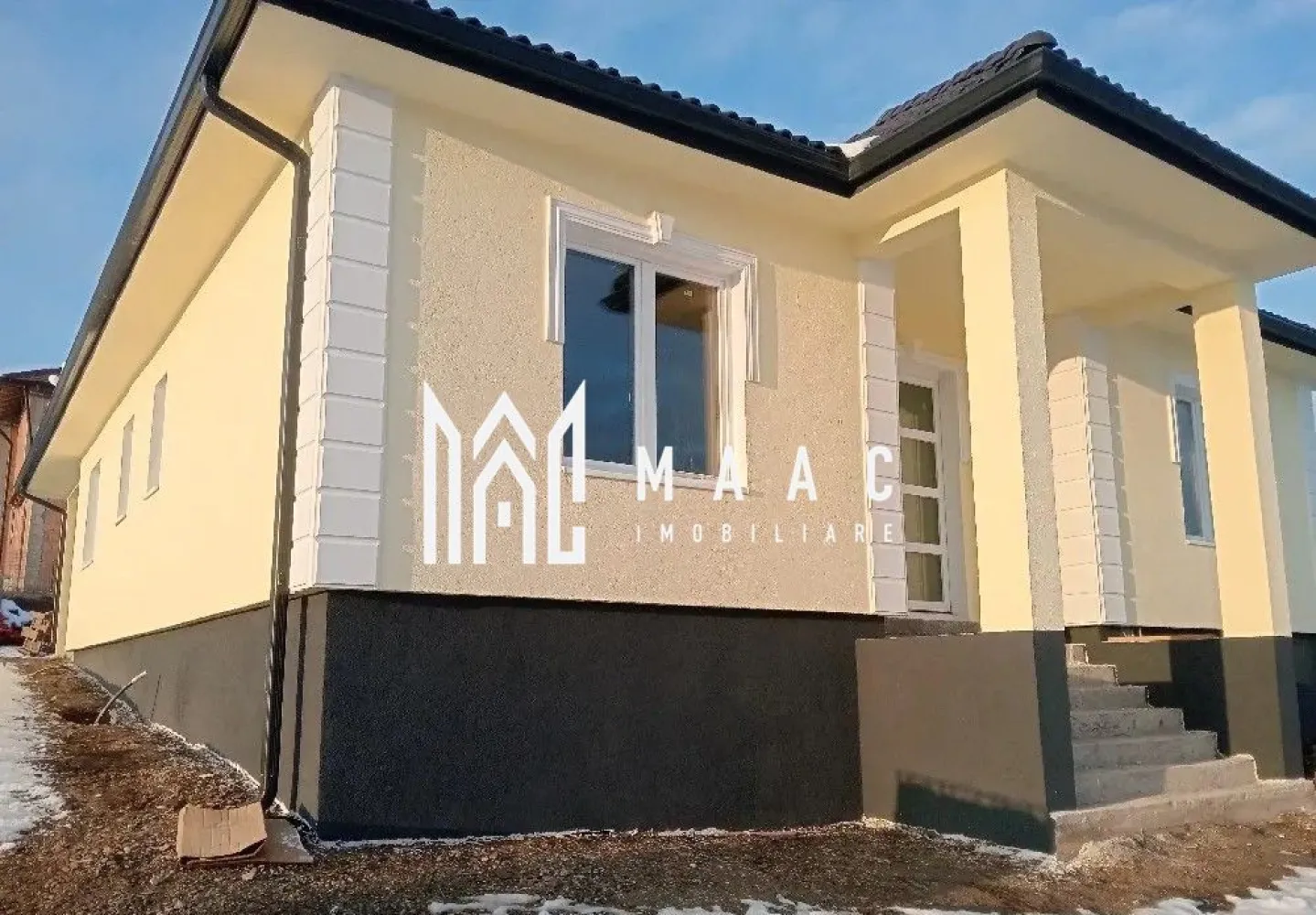 Casă single I 3 camere I Curte 500mp Predare alb I Cisnădie - MAAC Imobiliare propune o nouă casă individuală către noul proprietar, amplasată în zona centrală a orașului Cisnădie. Casă construită pe un teren de 500 mp, construită pe un singur nivel, cu 135 mp utili și pod de 60 mp, pregătit pentru mansardare. Compartimentare: - Hol de acces - Living + bucătărie open-space - 2 dormitoare - Baie - Spațiu de depozitare - Dormitor matrimonial cu baie proprie - Terasă acoperită - Podul dispune de 60 mp și permite amenajarea a 3 camere și o baie. Detalii tehnice: - Construcție anvelopată exterior - Placă de beton la pod - Acoperiș din lemn, astereală, folie anticondens și țiglă Bramac - Șapă de beton cu izolație și încălzire în pardoseală - Instalație electrică finalizată Stadiu de predare: - Interior: alb - Exterior: la cheie - Toate utilitățile vor fi racordate - Casa este în curs de intabulare Pentru mai multe detalii si pentru a programa o vizionare, contactați MAAC Imobiliare specificând ID CP2828674. }}