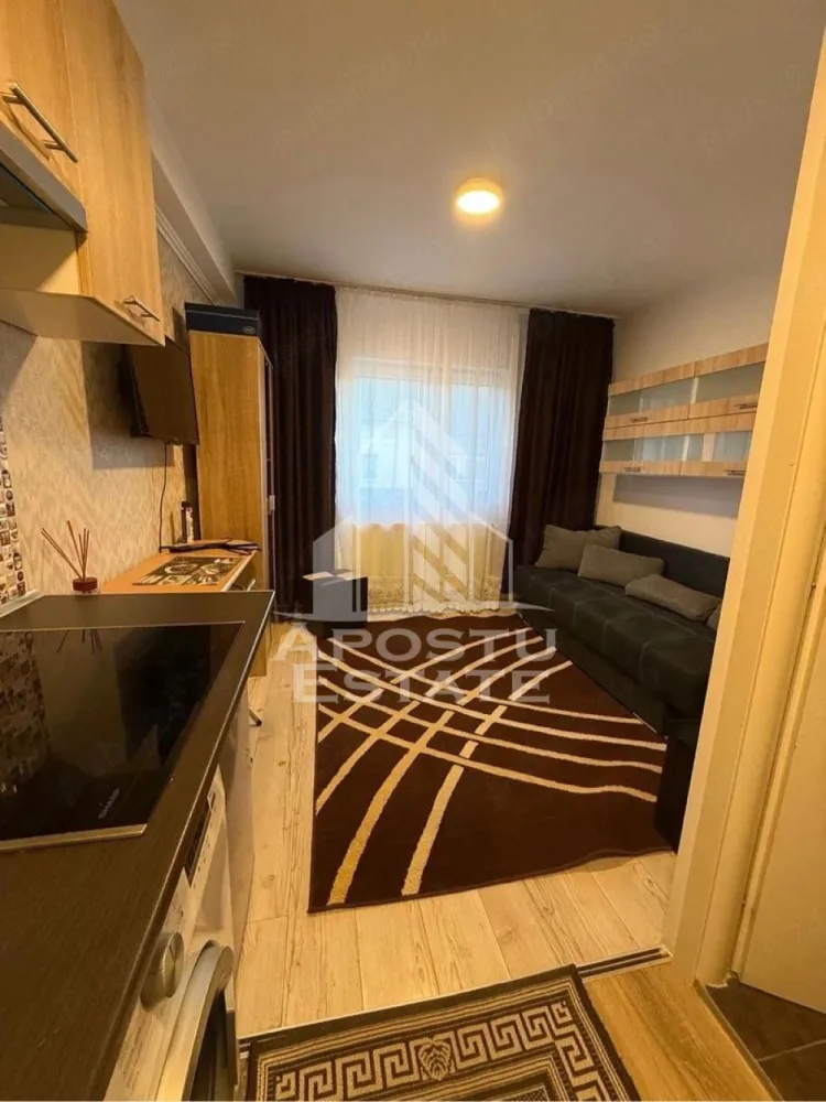 Garsoniera, de vanzare, zona Buziasului, Timisoara - Apostu Estate va propune spre vanzare o garsoniera, situata la etajul 4 din 5 intr-un bloc de apartamente, anvelopat, situata in Timisoara, judetul Timis, zona Buziasului.

Garsoniera are o suprafata de 15 mp utili si este complet renovata, se preda mobilata si utilata si este compartimentata astfel:
Hol de acces
Baie cu dus
Camera
Chicineta

Confortul termic este asigurat de termoficare. In prezent garsoniera este inchiriat cu 210 euro, contract care se poate pastra daca se doreste. Se poate achizitiona doar cash.

Zona cu numeroase facilitati si puncte de interes precum: acces rapid si usor la mijloacele de transport in comun, si alte supermarket-uri in apropiere, farmacii, institutii de invatamant, restaurante, baruri, cafenele si multe altele.

Va asteptam cu drag la o vizionare!
 CP3124574