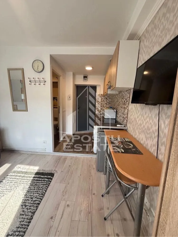Garsoniera, de vanzare, zona Buziasului, Timisoara - Apostu Estate va propune spre vanzare o garsoniera, situata la etajul 4 din 5 intr-un bloc de apartamente, anvelopat, situata in Timisoara, judetul Timis, zona Buziasului.

Garsoniera are o suprafata de 15 mp utili si este complet renovata, se preda mobilata si utilata si este compartimentata astfel:
Hol de acces
Baie cu dus
Camera
Chicineta

Confortul termic este asigurat de termoficare. In prezent garsoniera este inchiriat cu 210 euro, contract care se poate pastra daca se doreste. Se poate achizitiona doar cash.

Zona cu numeroase facilitati si puncte de interes precum: acces rapid si usor la mijloacele de transport in comun, si alte supermarket-uri in apropiere, farmacii, institutii de invatamant, restaurante, baruri, cafenele si multe altele.

Va asteptam cu drag la o vizionare!
 CP3124574