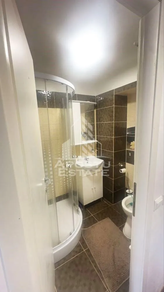 Garsoniera, de vanzare, zona Buziasului, Timisoara - Apostu Estate va propune spre vanzare o garsoniera, situata la etajul 4 din 5 intr-un bloc de apartamente, anvelopat, situata in Timisoara, judetul Timis, zona Buziasului.

Garsoniera are o suprafata de 15 mp utili si este complet renovata, se preda mobilata si utilata si este compartimentata astfel:
Hol de acces
Baie cu dus
Camera
Chicineta

Confortul termic este asigurat de termoficare. In prezent garsoniera este inchiriat cu 210 euro, contract care se poate pastra daca se doreste. Se poate achizitiona doar cash.

Zona cu numeroase facilitati si puncte de interes precum: acces rapid si usor la mijloacele de transport in comun, si alte supermarket-uri in apropiere, farmacii, institutii de invatamant, restaurante, baruri, cafenele si multe altele.

Va asteptam cu drag la o vizionare!
 CP3124574