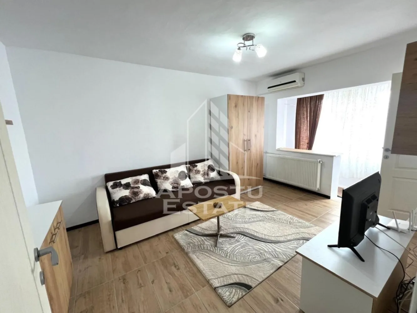 Apartament 1 camera de inchiriat, petfriendly, Mircea cel Batran - Agentia imobiliara APOSTU ESTATE va propune spre inchiriere un apartament cu 1 camera, spatios si luminos, situat in zona Mircea cel Batran, o zona linistita si bine pozitionata din Timisoara, potrivit pentru cupluri,familii, sau studenti care isi doresc o locuinta unde sa se simta confortabil si cu acces facil catre scoli, statii de autobuz, supermarketuri , magazine de zona, parcuri.

Suprafata utila: 30 mp
Compartimentare eficienta:
-Hol de acces generos
-Bucatarie complet mobilata si utilata
-Living luminos si spatios
-Baie prevazuta cu cabina de dus

Confort si facilitati:
-Incalzirea apartamentului: colterm
-Apartamentul este complet mobilat si utilat
-Se accepta animale de companie de catre proprietar

Localizare:
-Timis,Timisoara, zona Mircea cel Batran – acces facil spre magazine, supermarketuri, scoli, parcuri si mijloace de transport in comun.

Ideal pentru:
-Familii
-Cupluri
-Studenti

Disponibilitate: imediata
Pret chirie lunara: 270 euro ( usor negociabil)
Programeaza o vizionare pentru a-ti putea imagina viitorul aici!
ID intern: CP3124438