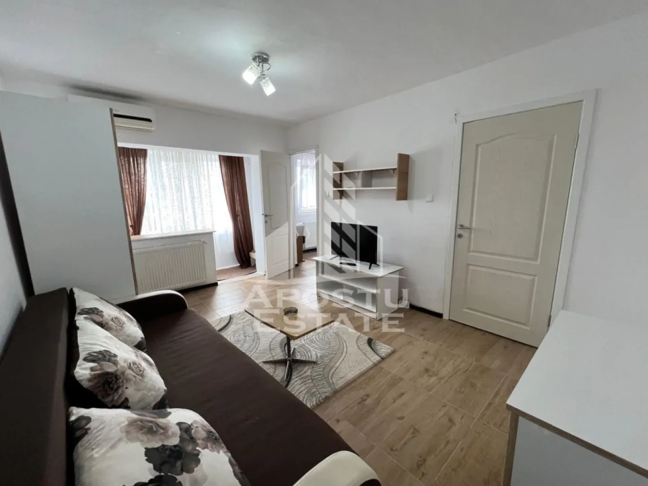 Apartament 1 camera de inchiriat, petfriendly, Mircea cel Batran - Agentia imobiliara APOSTU ESTATE va propune spre inchiriere un apartament cu 1 camera, spatios si luminos, situat in zona Mircea cel Batran, o zona linistita si bine pozitionata din Timisoara, potrivit pentru cupluri,familii, sau studenti care isi doresc o locuinta unde sa se simta confortabil si cu acces facil catre scoli, statii de autobuz, supermarketuri , magazine de zona, parcuri.

Suprafata utila: 30 mp
Compartimentare eficienta:
-Hol de acces generos
-Bucatarie complet mobilata si utilata
-Living luminos si spatios
-Baie prevazuta cu cabina de dus

Confort si facilitati:
-Incalzirea apartamentului: colterm
-Apartamentul este complet mobilat si utilat
-Se accepta animale de companie de catre proprietar

Localizare:
-Timis,Timisoara, zona Mircea cel Batran – acces facil spre magazine, supermarketuri, scoli, parcuri si mijloace de transport in comun.

Ideal pentru:
-Familii
-Cupluri
-Studenti

Disponibilitate: imediata
Pret chirie lunara: 270 euro ( usor negociabil)
Programeaza o vizionare pentru a-ti putea imagina viitorul aici!
ID intern: CP3124438
