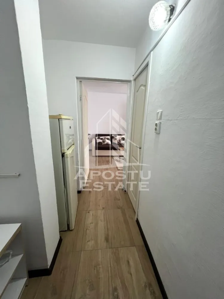 Apartament 1 camera de inchiriat, petfriendly, Mircea cel Batran - Agentia imobiliara APOSTU ESTATE va propune spre inchiriere un apartament cu 1 camera, spatios si luminos, situat in zona Mircea cel Batran, o zona linistita si bine pozitionata din Timisoara, potrivit pentru cupluri,familii, sau studenti care isi doresc o locuinta unde sa se simta confortabil si cu acces facil catre scoli, statii de autobuz, supermarketuri , magazine de zona, parcuri.

Suprafata utila: 30 mp
Compartimentare eficienta:
-Hol de acces generos
-Bucatarie complet mobilata si utilata
-Living luminos si spatios
-Baie prevazuta cu cabina de dus

Confort si facilitati:
-Incalzirea apartamentului: colterm
-Apartamentul este complet mobilat si utilat
-Se accepta animale de companie de catre proprietar

Localizare:
-Timis,Timisoara, zona Mircea cel Batran – acces facil spre magazine, supermarketuri, scoli, parcuri si mijloace de transport in comun.

Ideal pentru:
-Familii
-Cupluri
-Studenti

Disponibilitate: imediata
Pret chirie lunara: 270 euro ( usor negociabil)
Programeaza o vizionare pentru a-ti putea imagina viitorul aici!
ID intern: CP3124438