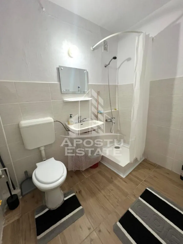 Apartament 1 camera de inchiriat, petfriendly, Mircea cel Batran - Agentia imobiliara APOSTU ESTATE va propune spre inchiriere un apartament cu 1 camera, spatios si luminos, situat in zona Mircea cel Batran, o zona linistita si bine pozitionata din Timisoara, potrivit pentru cupluri,familii, sau studenti care isi doresc o locuinta unde sa se simta confortabil si cu acces facil catre scoli, statii de autobuz, supermarketuri , magazine de zona, parcuri.

Suprafata utila: 30 mp
Compartimentare eficienta:
-Hol de acces generos
-Bucatarie complet mobilata si utilata
-Living luminos si spatios
-Baie prevazuta cu cabina de dus

Confort si facilitati:
-Incalzirea apartamentului: colterm
-Apartamentul este complet mobilat si utilat
-Se accepta animale de companie de catre proprietar

Localizare:
-Timis,Timisoara, zona Mircea cel Batran – acces facil spre magazine, supermarketuri, scoli, parcuri si mijloace de transport in comun.

Ideal pentru:
-Familii
-Cupluri
-Studenti

Disponibilitate: imediata
Pret chirie lunara: 270 euro ( usor negociabil)
Programeaza o vizionare pentru a-ti putea imagina viitorul aici!
ID intern: CP3124438