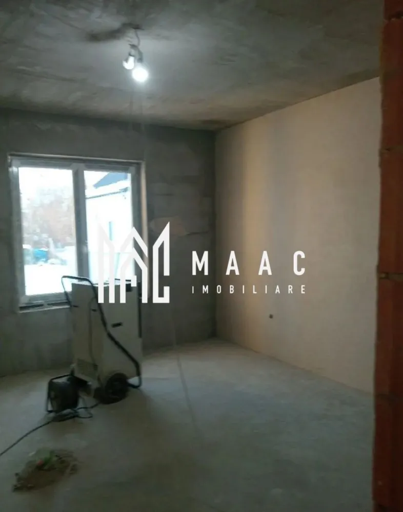 Casă single I 3 camere I Curte 500mp Predare alb I Cisnădie - MAAC Imobiliare propune o nouă casă individuală către noul proprietar, amplasată în zona centrală a orașului Cisnădie. Casă construită pe un teren de 500 mp, construită pe un singur nivel, cu 135 mp utili și pod de 60 mp, pregătit pentru mansardare. Compartimentare: - Hol de acces - Living + bucătărie open-space - 2 dormitoare - Baie - Spațiu de depozitare - Dormitor matrimonial cu baie proprie - Terasă acoperită - Podul dispune de 60 mp și permite amenajarea a 3 camere și o baie. Detalii tehnice: - Construcție anvelopată exterior - Placă de beton la pod - Acoperiș din lemn, astereală, folie anticondens și țiglă Bramac - Șapă de beton cu izolație și încălzire în pardoseală - Instalație electrică finalizată Stadiu de predare: - Interior: alb - Exterior: la cheie - Toate utilitățile vor fi racordate - Casa este în curs de intabulare Pentru mai multe detalii si pentru a programa o vizionare, contactați MAAC Imobiliare specificând ID CP2828674. }}