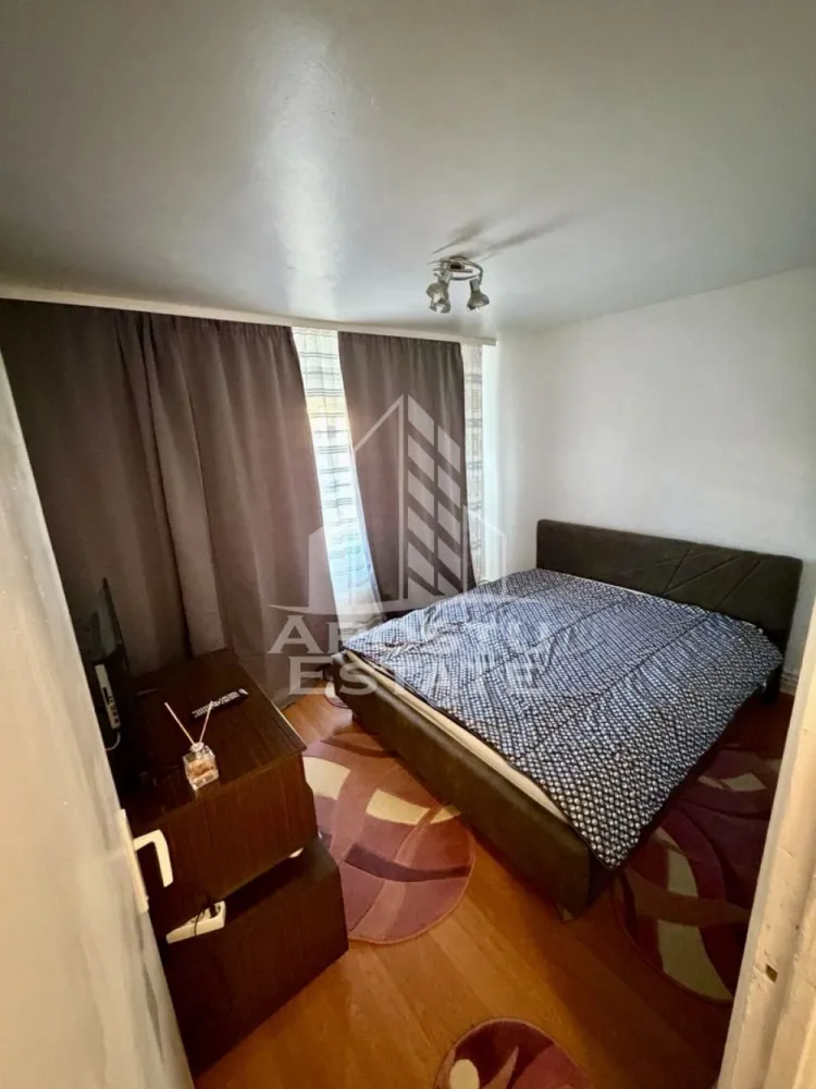 Apartament 3 camere, pet-friendly, de inchiriat, Dambovita, Timisoara - Agentia imobiliara APOSTU ESTATE va propune spre inchiriere un apartament cu 3 camere ,pet-friendly, spatios si luminos, situat in zona Dambovita, o zona linistita si bine pozitionata din Timisoara, potrivit pentru cupluri,familii, sau studenti care isi doresc o locuinta unde sa se simta confortabil si cu acces facil catre scoli, statii de autobuz, supermarketuri , magazine de zona, parcuri.

Suprafata utila: 70 mp
Compartimentare eficienta:
-Hol de acces generos
-Bucatarie complet mobilata si utilata, cu loc de luat masa
-Living luminos si spatios
-Dormitore mobilate si utilate
-Baie prevazuta cu cada
-Baie de serviciu

Confort si facilitati:
-Incalzirea apartamentului: centrala proprie
-Incalzirea prin calorifere

-Apartamentul este complet mobilat si utilat
-Se accepta animale de companie de catre proprietar
-Se accepta fumatori

Localizare:
-Timis,Timisoara, zona Dambovita – acces facil spre magazine, supermarketul Lidl, scoli, parcuri si mijloace de transport in comun.

Ideal pentru:
-Familii
-Cupluri
-Studenti
-Straini

Disponibilitate: imediata
Pret chirie lunara: 420 euro ( usor negociabil)
Programeaza o vizionare pentru a-ti putea imagina viitorul aici!
ID intern: CP3124596