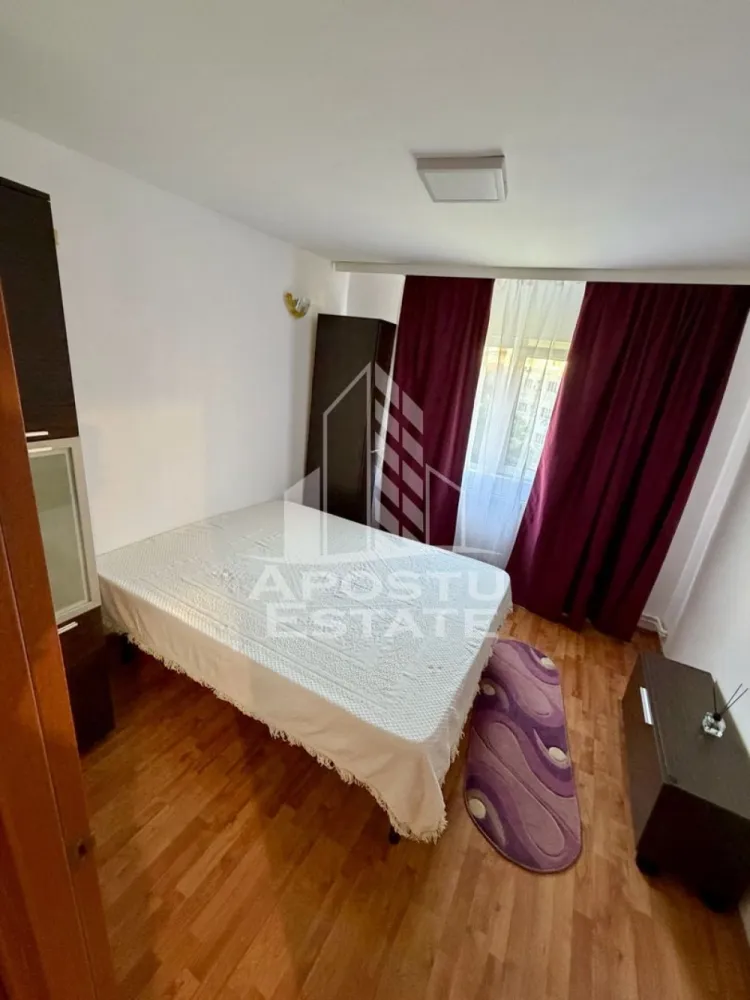 Apartament 3 camere, pet-friendly, de inchiriat, Dambovita, Timisoara - Agentia imobiliara APOSTU ESTATE va propune spre inchiriere un apartament cu 3 camere ,pet-friendly, spatios si luminos, situat in zona Dambovita, o zona linistita si bine pozitionata din Timisoara, potrivit pentru cupluri,familii, sau studenti care isi doresc o locuinta unde sa se simta confortabil si cu acces facil catre scoli, statii de autobuz, supermarketuri , magazine de zona, parcuri.

Suprafata utila: 70 mp
Compartimentare eficienta:
-Hol de acces generos
-Bucatarie complet mobilata si utilata, cu loc de luat masa
-Living luminos si spatios
-Dormitore mobilate si utilate
-Baie prevazuta cu cada
-Baie de serviciu

Confort si facilitati:
-Incalzirea apartamentului: centrala proprie
-Incalzirea prin calorifere

-Apartamentul este complet mobilat si utilat
-Se accepta animale de companie de catre proprietar
-Se accepta fumatori

Localizare:
-Timis,Timisoara, zona Dambovita – acces facil spre magazine, supermarketul Lidl, scoli, parcuri si mijloace de transport in comun.

Ideal pentru:
-Familii
-Cupluri
-Studenti
-Straini

Disponibilitate: imediata
Pret chirie lunara: 420 euro ( usor negociabil)
Programeaza o vizionare pentru a-ti putea imagina viitorul aici!
ID intern: CP3124596