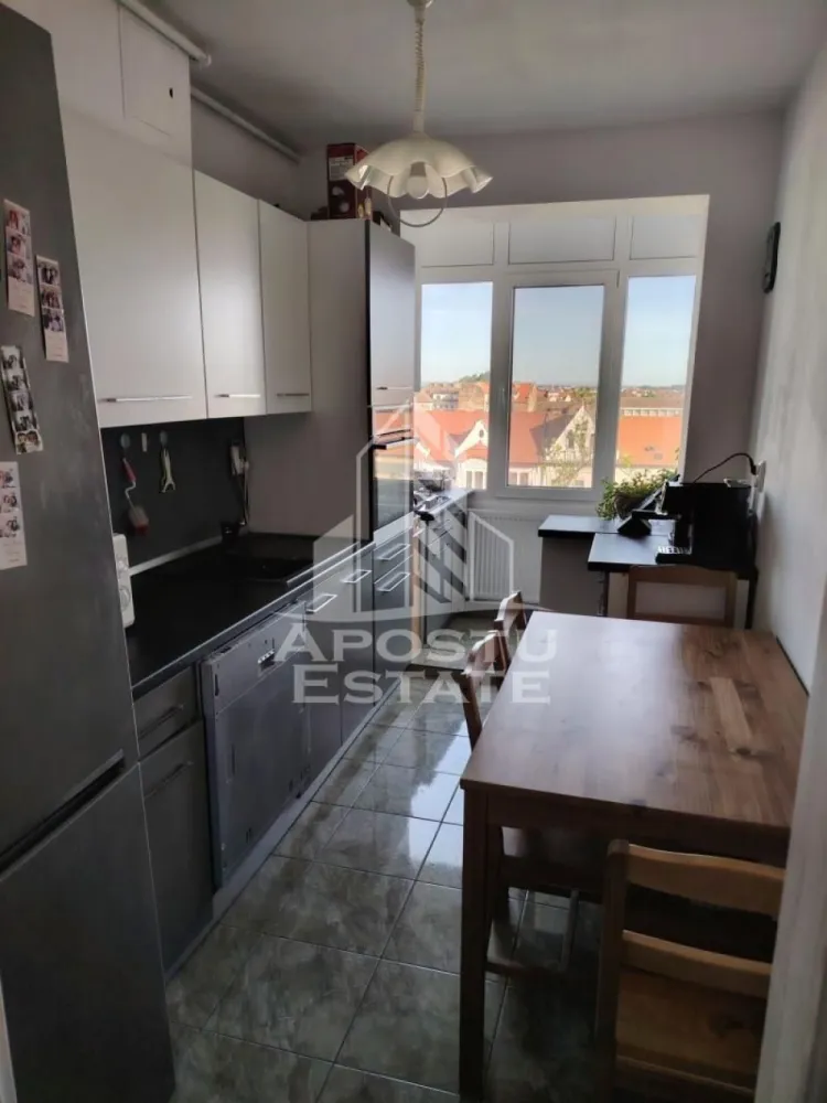 Apartament cu 2 camere, de vanzare, zona Iosefin, Timisoara - Agentia imobiliara APOSTU ESTATE va ofera spre vanzare un apartament 2 camere, mobilat si utilat, localizat in judetul Timis, Timisoara, zona Girocului.

Apartamentul are o suprafata de 48 mp utili + balcon si este situat la etajul 8 al unui bloc cu 9 etaje(ultimul etaj este tehnic)

- Hol de acces

- Bucatarie

-Camera

-Living

- Baie

-Balcon

Confortul termic este asigurat prin intermediul centralei proprii pe gaz.

Zona cu numeroase facilitati si puncte de interes precum: acces rapid si usor la mijloacele de transport in comun, si alte supermarket-uri in apropiere, farmacii, institutii de invatamant, restaurante, baruri, cafenele si multe altele.

Agentia imobiliara Apostu Estate va ofera consultanta bancara gratuita prin intermediul colaboratorilor nostri pentru alegerea celui mai potrivit tip de credit, astfel incat tu sa devi noul proprietar al acestui apartament.

Va asteptam cu drag la o vizionare!
CP3122448