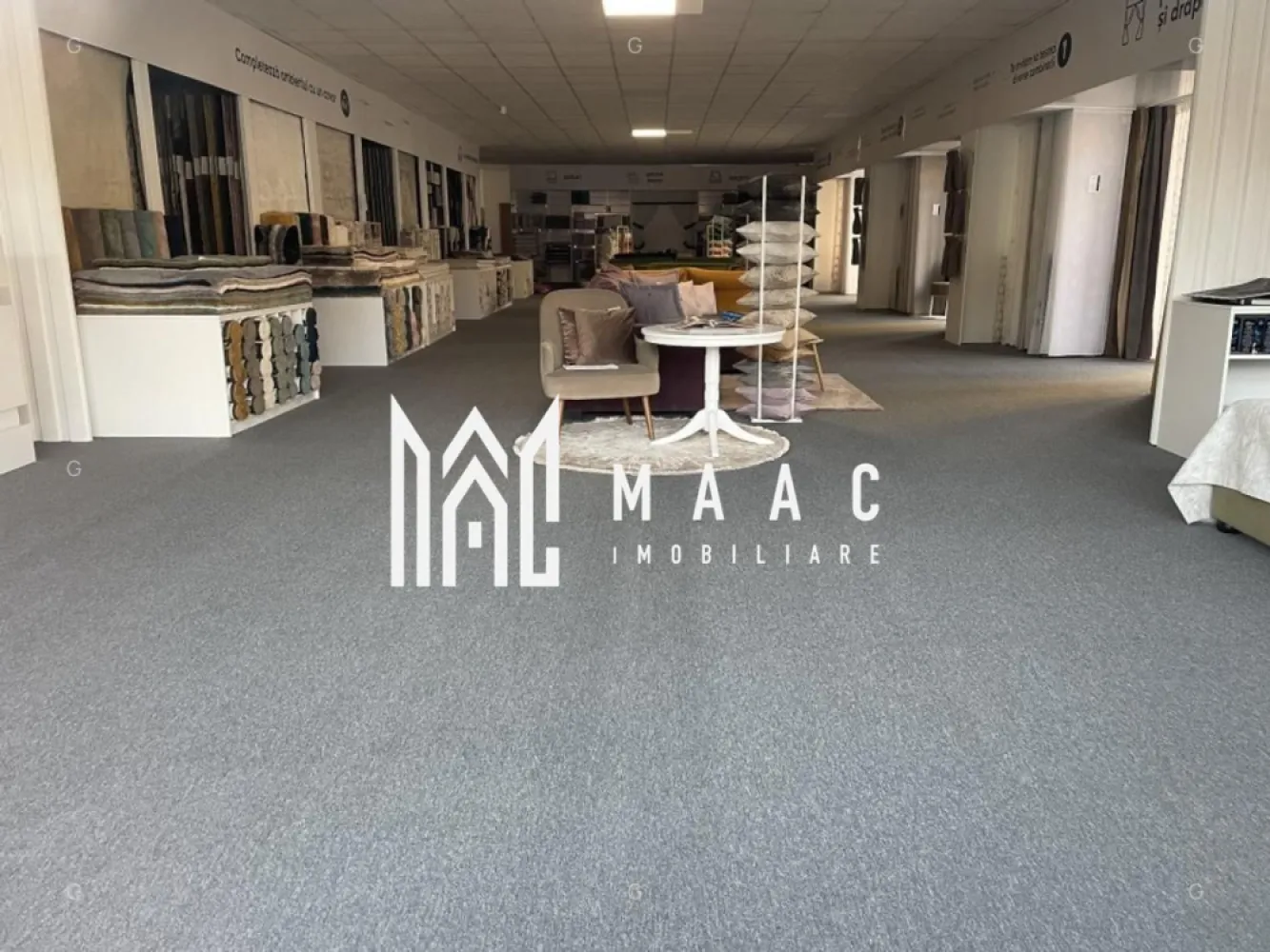 Spațiu comercial I Showroom I 300 mp I Parcare I Alba Iulia - MAAC Imobiliare prezintă spre închiriere un spațiu comercial amplasat strategic în vecinătatea benzinăriei MOL Șos. Alba Iulia, ideal pentru afaceri care prioritizează vizibilitatea, accesul facil și fluxul constant de clienți. Poziționarea pe o arteră cu trafic auto și pietonal intens îl transformă într-o oportunitate rară în zona centrală a Sibiului. Caracteristici esențiale - Tip spațiu: open-space, ușor de configurat în funcție de specificul activității - Acces: intrare directă din stradă + acces separat pentru marfă în partea din spate - Vitrină: panoramică, aprox. 30 m, ideală pentru expunere comercială - Terasă frontală: aprox. 30 mp, potrivită pentru parcare clienți sau zonă de prezentare - Înălțime interioară: 3 m (tavan casetat) / până la 6 m la acoperiș - Stare: modernizat, pregătit pentru utilizare imediată Dotări și utilități - Aer condiționat - Încălzire prin centrală / sistem existent - Toate utilitățile: apă, canalizare, curent, gaze, internet - Certificat energetic: Clasa C Potențial de utilizare - Showroom mobilier, design interior, echipamente - Retail premium, concept store, magazin flagship - Servicii medicale / stomatologice, clinici, birouri de servicii - Punct de vânzare cu logistică ușoară datorită accesului pentru marfă - Contract de închiriere pe termen lung, garanție în echivalentul unei chirii lunare. Pentru detalii și programarea unei vizionări, contactați MAAC Imobiliare specificând ID CP2885824. }}