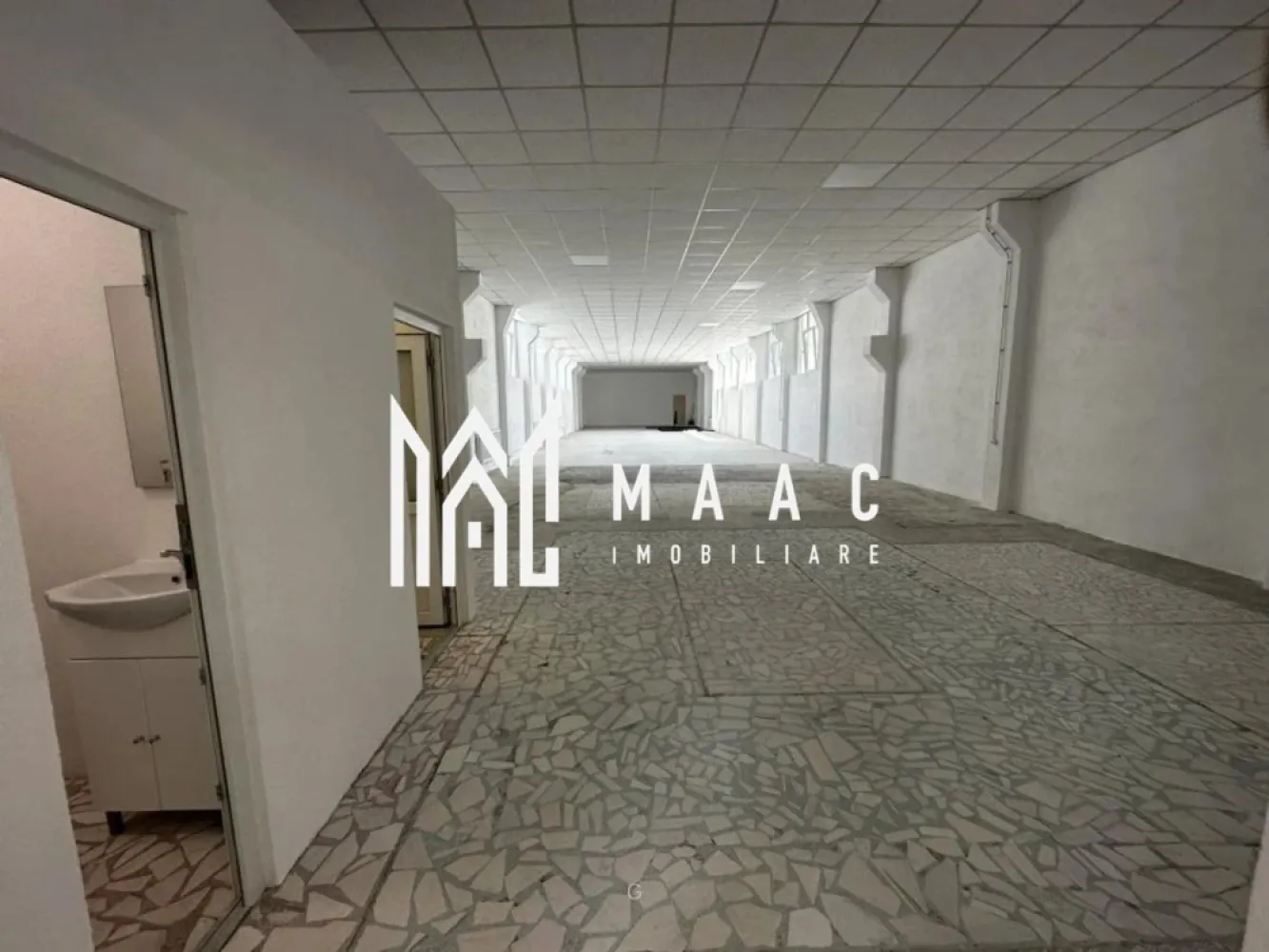 Spațiu comercial/ producție I 650 mp I Open- space I Mârșa - MAAC Imobiliare prezintă spre închiriere un spațiu comercial / hală de producție situat în localitatea Marșa, în vecinătatea Liceului Tehnologic și a stadionului — o zonă cu potențial industrial ridicat, ideală pentru activități comerciale, logistice sau de producție. Caracteristici esențiale - Suprafață totală: 650 mp, distribuiți pe 2 niveluri - Parter: 310 mp open-space, etaj: 340 mp, ambele open- space, 2 grupuri sanitare - Intrare din ambele părți ale clădirii - Posibilitate acces mașini de tonaj până în fața spațiului - Spațiile se pot închiria și separat. Dotări și utilități - Clădire izolată - Contorizare separată pe fiecare nivel - Încălzire cu centrală termică individuală pe fiecare palier - Instalații electrice noi - Curent trifazic - Geamuri și uși termopan - Pardoseală pentru trafic intens - Negatie ISU Avantaje operaționale - Spațiu versatil, potrivit pentru producție, depozitare, showroom sau activități comerciale - Configurație open-space, ușor de adaptat în funcție de necesități - Poziționare excelentă într-o zonă industrială în dezvoltare - Acces facil pentru aprovizionare și distribuție - Contract de închiriere pe termen lung, garanție în echivalentul unei chirii lunare. Pentru detalii și programarea unei vizionări, contactați MAAC Imobiliare specificând ID CP2889713. }}