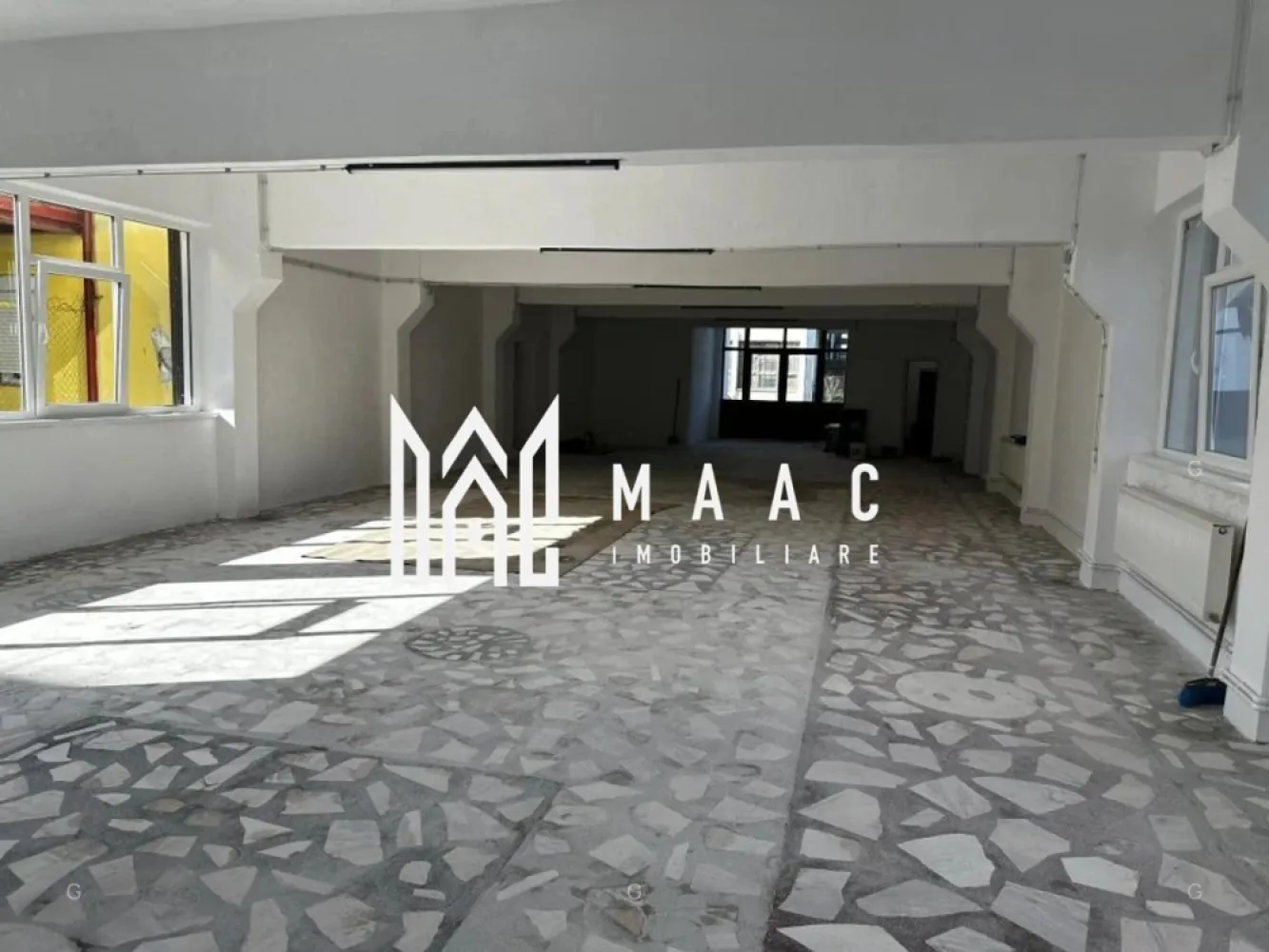 Spațiu comercial/ producție I 650 mp I Open- space I Mârșa - MAAC Imobiliare prezintă spre închiriere un spațiu comercial / hală de producție situat în localitatea Marșa, în vecinătatea Liceului Tehnologic și a stadionului — o zonă cu potențial industrial ridicat, ideală pentru activități comerciale, logistice sau de producție. Caracteristici esențiale - Suprafață totală: 650 mp, distribuiți pe 2 niveluri - Parter: 310 mp open-space, etaj: 340 mp, ambele open- space, 2 grupuri sanitare - Intrare din ambele părți ale clădirii - Posibilitate acces mașini de tonaj până în fața spațiului - Spațiile se pot închiria și separat. Dotări și utilități - Clădire izolată - Contorizare separată pe fiecare nivel - Încălzire cu centrală termică individuală pe fiecare palier - Instalații electrice noi - Curent trifazic - Geamuri și uși termopan - Pardoseală pentru trafic intens - Negatie ISU Avantaje operaționale - Spațiu versatil, potrivit pentru producție, depozitare, showroom sau activități comerciale - Configurație open-space, ușor de adaptat în funcție de necesități - Poziționare excelentă într-o zonă industrială în dezvoltare - Acces facil pentru aprovizionare și distribuție - Contract de închiriere pe termen lung, garanție în echivalentul unei chirii lunare. Pentru detalii și programarea unei vizionări, contactați MAAC Imobiliare specificând ID CP2889713. }}