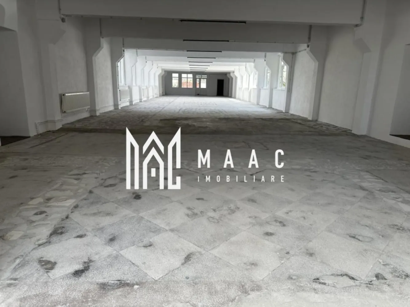 Spațiu comercial/ producție I 650 mp I Open- space I Mârșa - MAAC Imobiliare prezintă spre închiriere un spațiu comercial / hală de producție situat în localitatea Marșa, în vecinătatea Liceului Tehnologic și a stadionului — o zonă cu potențial industrial ridicat, ideală pentru activități comerciale, logistice sau de producție. Caracteristici esențiale - Suprafață totală: 650 mp, distribuiți pe 2 niveluri - Parter: 310 mp open-space, etaj: 340 mp, ambele open- space, 2 grupuri sanitare - Intrare din ambele părți ale clădirii - Posibilitate acces mașini de tonaj până în fața spațiului - Spațiile se pot închiria și separat. Dotări și utilități - Clădire izolată - Contorizare separată pe fiecare nivel - Încălzire cu centrală termică individuală pe fiecare palier - Instalații electrice noi - Curent trifazic - Geamuri și uși termopan - Pardoseală pentru trafic intens - Negatie ISU Avantaje operaționale - Spațiu versatil, potrivit pentru producție, depozitare, showroom sau activități comerciale - Configurație open-space, ușor de adaptat în funcție de necesități - Poziționare excelentă într-o zonă industrială în dezvoltare - Acces facil pentru aprovizionare și distribuție - Contract de închiriere pe termen lung, garanție în echivalentul unei chirii lunare. Pentru detalii și programarea unei vizionări, contactați MAAC Imobiliare specificând ID CP2889713. }}