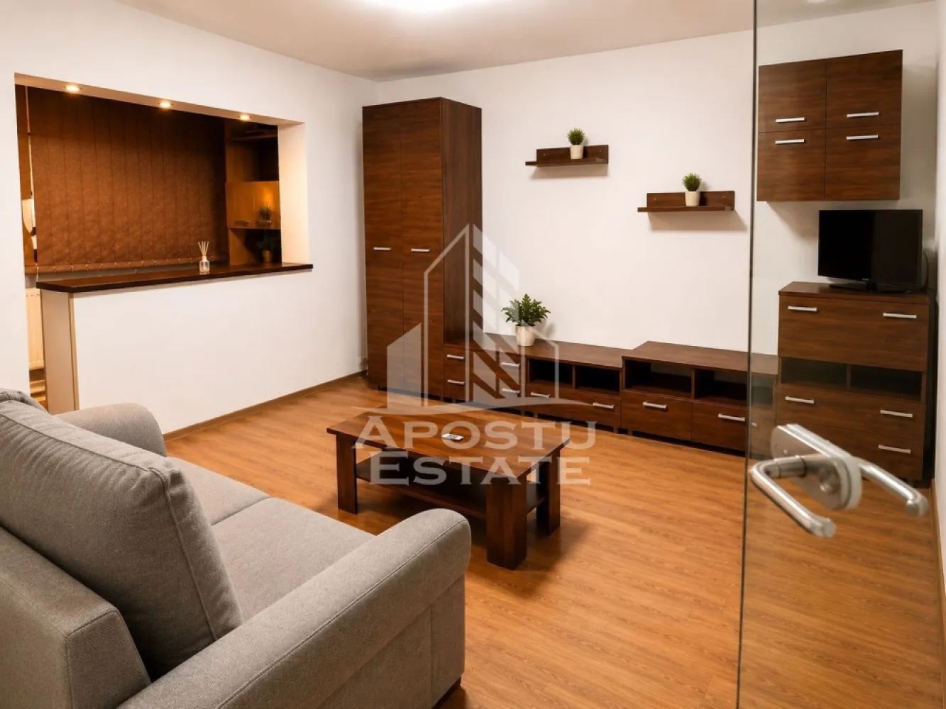 Apartament 3 camere, de vanzare, zona Sagului, Timisoara - Agentia imobiliara APOSTU ESTATE va ofera spre vanzare un apartament cu 3 camere, mobilat si utilat, localizat in judetul Timis, Timisoara, zona Sagului.

Apartamentul are o suprafata de 65mp utili +balcon si este situat la parter intr-un bloc anvelopat termic, cu 5 etaje.

- Hol de acces

- Bucatarie

-Living cu balcon 

- 2 Dormitoare 

- Baie cu cada si geam

Confortul termic este asigurat prin intermediul centralei proprie pe gaz. Apartamentul a fost renovat integral, se preda mobilat si utilat.

Zona cu numeroase facilitati si puncte de interes precum: acces rapid si usor la mijloacele de transport in comun, si alte supermarket-uri in apropiere, farmacii, institutii de invatamant, restaurante, baruri, cafenele si multe altele.