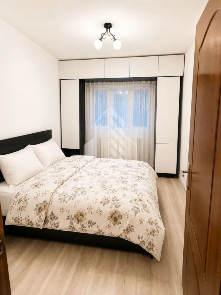 Apartament 3 camere, de vanzare, zona Sagului, Timisoara - Agentia imobiliara APOSTU ESTATE va ofera spre vanzare un apartament cu 3 camere, mobilat si utilat, localizat in judetul Timis, Timisoara, zona Sagului.

Apartamentul are o suprafata de 65mp utili +balcon si este situat la parter intr-un bloc anvelopat termic, cu 5 etaje.

- Hol de acces

- Bucatarie

-Living cu balcon 

- 2 Dormitoare 

- Baie cu cada si geam

Confortul termic este asigurat prin intermediul centralei proprie pe gaz. Apartamentul a fost renovat integral, se preda mobilat si utilat.

Zona cu numeroase facilitati si puncte de interes precum: acces rapid si usor la mijloacele de transport in comun, si alte supermarket-uri in apropiere, farmacii, institutii de invatamant, restaurante, baruri, cafenele si multe altele.
