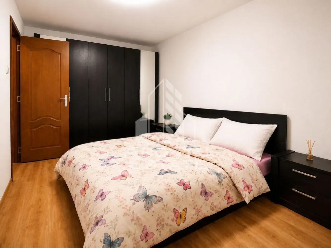 Apartament 3 camere, de vanzare, zona Sagului, Timisoara - Agentia imobiliara APOSTU ESTATE va ofera spre vanzare un apartament cu 3 camere, mobilat si utilat, localizat in judetul Timis, Timisoara, zona Sagului.

Apartamentul are o suprafata de 65mp utili +balcon si este situat la parter intr-un bloc anvelopat termic, cu 5 etaje.

- Hol de acces

- Bucatarie

-Living cu balcon 

- 2 Dormitoare 

- Baie cu cada si geam

Confortul termic este asigurat prin intermediul centralei proprie pe gaz. Apartamentul a fost renovat integral, se preda mobilat si utilat.

Zona cu numeroase facilitati si puncte de interes precum: acces rapid si usor la mijloacele de transport in comun, si alte supermarket-uri in apropiere, farmacii, institutii de invatamant, restaurante, baruri, cafenele si multe altele.