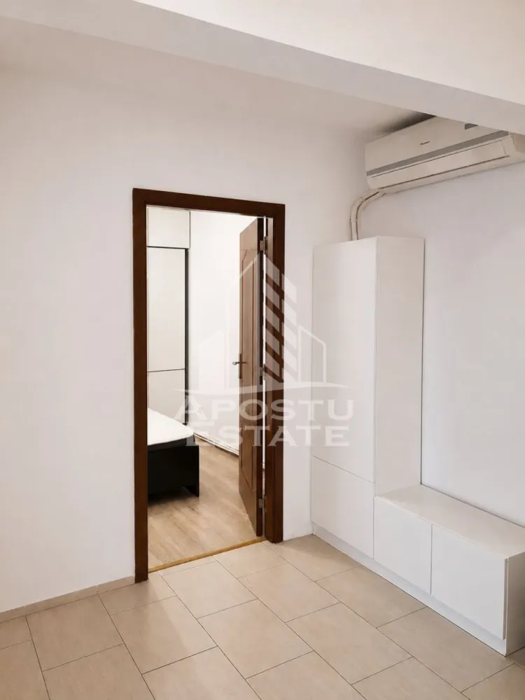 Apartament 3 camere, de vanzare, zona Sagului, Timisoara - Agentia imobiliara APOSTU ESTATE va ofera spre vanzare un apartament cu 3 camere, mobilat si utilat, localizat in judetul Timis, Timisoara, zona Sagului.

Apartamentul are o suprafata de 65mp utili +balcon si este situat la parter intr-un bloc anvelopat termic, cu 5 etaje.

- Hol de acces

- Bucatarie

-Living cu balcon 

- 2 Dormitoare 

- Baie cu cada si geam

Confortul termic este asigurat prin intermediul centralei proprie pe gaz. Apartamentul a fost renovat integral, se preda mobilat si utilat.

Zona cu numeroase facilitati si puncte de interes precum: acces rapid si usor la mijloacele de transport in comun, si alte supermarket-uri in apropiere, farmacii, institutii de invatamant, restaurante, baruri, cafenele si multe altele.