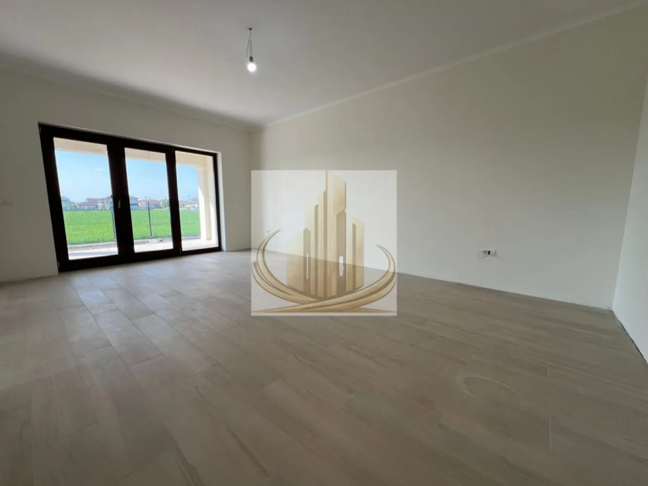 Duplex Mediteranean, Dumbravita, 5 camere, finisaje premium,casa SMART - Grand Mobilis Imobiliare vă propune spre vânzare o jumătate de duplex în stil mediteranean, o proprietate premium situată într-o zonă rezidențială liniștită din Dumbrăvița, dar foarte bine conectată la toate punctele de interes.

Proprietatea impresionează prin designul elegant, compartimentarea inteligentă și dotările de înaltă calitate, fiind ideală pentru o familie care își dorește confort, spațiu și intimitate.

Detalii generale:

Suprafață utilă: 135 mp
Terasă acoperită: 18 mp
Suprafață teren: 300 mp

Construcția este realizată din cărămidă, cu izolație exterioară de 15 cm (EPS 80), iar podul este izolat cu vată minerală de 20 cm, asigurând eficiență energetică ridicată.

Compartimentare:

Parter:

Hol de acces
Baie cu cabină de duș
Birou / dormitor
Cameră tehnică
Living și bucătărie, ambele cu ieșire pe terasa acoperită

Etaj:

Hol
Dressing
Dormitor matrimonial cu baie proprie
Baie cu cadă
2 dormitoare suplimentare

Pod:

Acces pe scară
Spațiu circulabil, ideal pentru depozitare

Finisaje și amenajări interioare:

Tâmplărie PVC Salamander cu geam tripan
Uși interioare Porta Doors – gamă premium
Glafuri din marmură (interior și exterior)
Prize și întrerupătoare Gewis
Băi și bucătărie placate cu gresie și faianță premium
Pardoseli din gresie și parchet în dormitoare

Dotări și facilități:

Încălzire în pardoseală cu termostat individual în fiecare cameră
Prize pentru internet și cablu TV în toate camerele, inclusiv pe terasă
Aer condiționat (18.000 BTU)
Proprietatea este pregătită pentru montarea unui sistem de panouri fotovoltaice
Stație de încărcare pentru mașini electrice (în curs de instalare)
Poartă auto cu deschidere automată și poartă pietonală cu videointerfon
Sistem de supraveghere video exterior (Hikvision – 3 camere)
Sistem antiefracție cu senzori de mișcare și alarmă
2 locuri de parcare în curte
Sistem de drenaj pentru apele pluviale
Sistem de irigație în curs de instalare, alimentat din foraj propriu

Această proprietate reprezintă o alegere excelentă pentru cei care caută un cămin modern, bine construit și echipat la standarde înalte, într-o zonă liniștită, dar accesibilă. 

Tur Virtual disponibil la cerere!

Pentru mai multe detalii sau programarea unei vizionări, echipa Grand Mobilis Imobiliare vă stă la dispoziție.
ID Intern: CP3023236