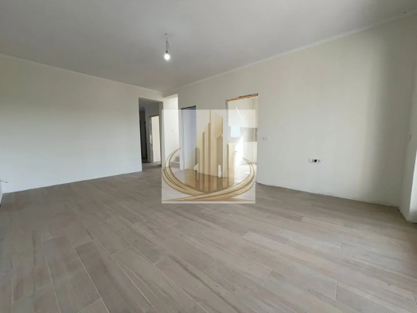 Duplex Mediteranean, Dumbravita, 5 camere, finisaje premium,casa SMART - Grand Mobilis Imobiliare vă propune spre vânzare o jumătate de duplex în stil mediteranean, o proprietate premium situată într-o zonă rezidențială liniștită din Dumbrăvița, dar foarte bine conectată la toate punctele de interes.

Proprietatea impresionează prin designul elegant, compartimentarea inteligentă și dotările de înaltă calitate, fiind ideală pentru o familie care își dorește confort, spațiu și intimitate.

Detalii generale:

Suprafață utilă: 135 mp
Terasă acoperită: 18 mp
Suprafață teren: 300 mp

Construcția este realizată din cărămidă, cu izolație exterioară de 15 cm (EPS 80), iar podul este izolat cu vată minerală de 20 cm, asigurând eficiență energetică ridicată.

Compartimentare:

Parter:

Hol de acces
Baie cu cabină de duș
Birou / dormitor
Cameră tehnică
Living și bucătărie, ambele cu ieșire pe terasa acoperită

Etaj:

Hol
Dressing
Dormitor matrimonial cu baie proprie
Baie cu cadă
2 dormitoare suplimentare

Pod:

Acces pe scară
Spațiu circulabil, ideal pentru depozitare

Finisaje și amenajări interioare:

Tâmplărie PVC Salamander cu geam tripan
Uși interioare Porta Doors – gamă premium
Glafuri din marmură (interior și exterior)
Prize și întrerupătoare Gewis
Băi și bucătărie placate cu gresie și faianță premium
Pardoseli din gresie și parchet în dormitoare

Dotări și facilități:

Încălzire în pardoseală cu termostat individual în fiecare cameră
Prize pentru internet și cablu TV în toate camerele, inclusiv pe terasă
Aer condiționat (18.000 BTU)
Proprietatea este pregătită pentru montarea unui sistem de panouri fotovoltaice
Stație de încărcare pentru mașini electrice (în curs de instalare)
Poartă auto cu deschidere automată și poartă pietonală cu videointerfon
Sistem de supraveghere video exterior (Hikvision – 3 camere)
Sistem antiefracție cu senzori de mișcare și alarmă
2 locuri de parcare în curte
Sistem de drenaj pentru apele pluviale
Sistem de irigație în curs de instalare, alimentat din foraj propriu

Această proprietate reprezintă o alegere excelentă pentru cei care caută un cămin modern, bine construit și echipat la standarde înalte, într-o zonă liniștită, dar accesibilă. 

Tur Virtual disponibil la cerere!

Pentru mai multe detalii sau programarea unei vizionări, echipa Grand Mobilis Imobiliare vă stă la dispoziție.
ID Intern: CP3023236