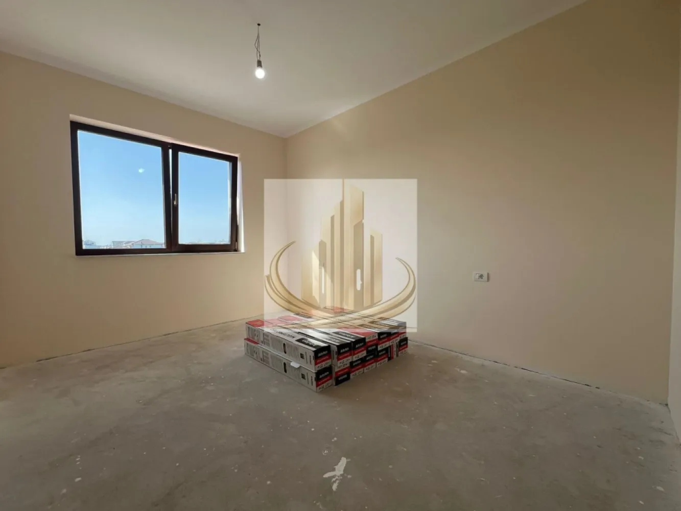 Duplex Mediteranean, Dumbravita, 5 camere, finisaje premium,casa SMART - Grand Mobilis Imobiliare vă propune spre vânzare o jumătate de duplex în stil mediteranean, o proprietate premium situată într-o zonă rezidențială liniștită din Dumbrăvița, dar foarte bine conectată la toate punctele de interes.

Proprietatea impresionează prin designul elegant, compartimentarea inteligentă și dotările de înaltă calitate, fiind ideală pentru o familie care își dorește confort, spațiu și intimitate.

Detalii generale:

Suprafață utilă: 135 mp
Terasă acoperită: 18 mp
Suprafață teren: 300 mp

Construcția este realizată din cărămidă, cu izolație exterioară de 15 cm (EPS 80), iar podul este izolat cu vată minerală de 20 cm, asigurând eficiență energetică ridicată.

Compartimentare:

Parter:

Hol de acces
Baie cu cabină de duș
Birou / dormitor
Cameră tehnică
Living și bucătărie, ambele cu ieșire pe terasa acoperită

Etaj:

Hol
Dressing
Dormitor matrimonial cu baie proprie
Baie cu cadă
2 dormitoare suplimentare

Pod:

Acces pe scară
Spațiu circulabil, ideal pentru depozitare

Finisaje și amenajări interioare:

Tâmplărie PVC Salamander cu geam tripan
Uși interioare Porta Doors – gamă premium
Glafuri din marmură (interior și exterior)
Prize și întrerupătoare Gewis
Băi și bucătărie placate cu gresie și faianță premium
Pardoseli din gresie și parchet în dormitoare

Dotări și facilități:

Încălzire în pardoseală cu termostat individual în fiecare cameră
Prize pentru internet și cablu TV în toate camerele, inclusiv pe terasă
Aer condiționat (18.000 BTU)
Proprietatea este pregătită pentru montarea unui sistem de panouri fotovoltaice
Stație de încărcare pentru mașini electrice (în curs de instalare)
Poartă auto cu deschidere automată și poartă pietonală cu videointerfon
Sistem de supraveghere video exterior (Hikvision – 3 camere)
Sistem antiefracție cu senzori de mișcare și alarmă
2 locuri de parcare în curte
Sistem de drenaj pentru apele pluviale
Sistem de irigație în curs de instalare, alimentat din foraj propriu

Această proprietate reprezintă o alegere excelentă pentru cei care caută un cămin modern, bine construit și echipat la standarde înalte, într-o zonă liniștită, dar accesibilă. 

Tur Virtual disponibil la cerere!

Pentru mai multe detalii sau programarea unei vizionări, echipa Grand Mobilis Imobiliare vă stă la dispoziție.
ID Intern: CP3023236