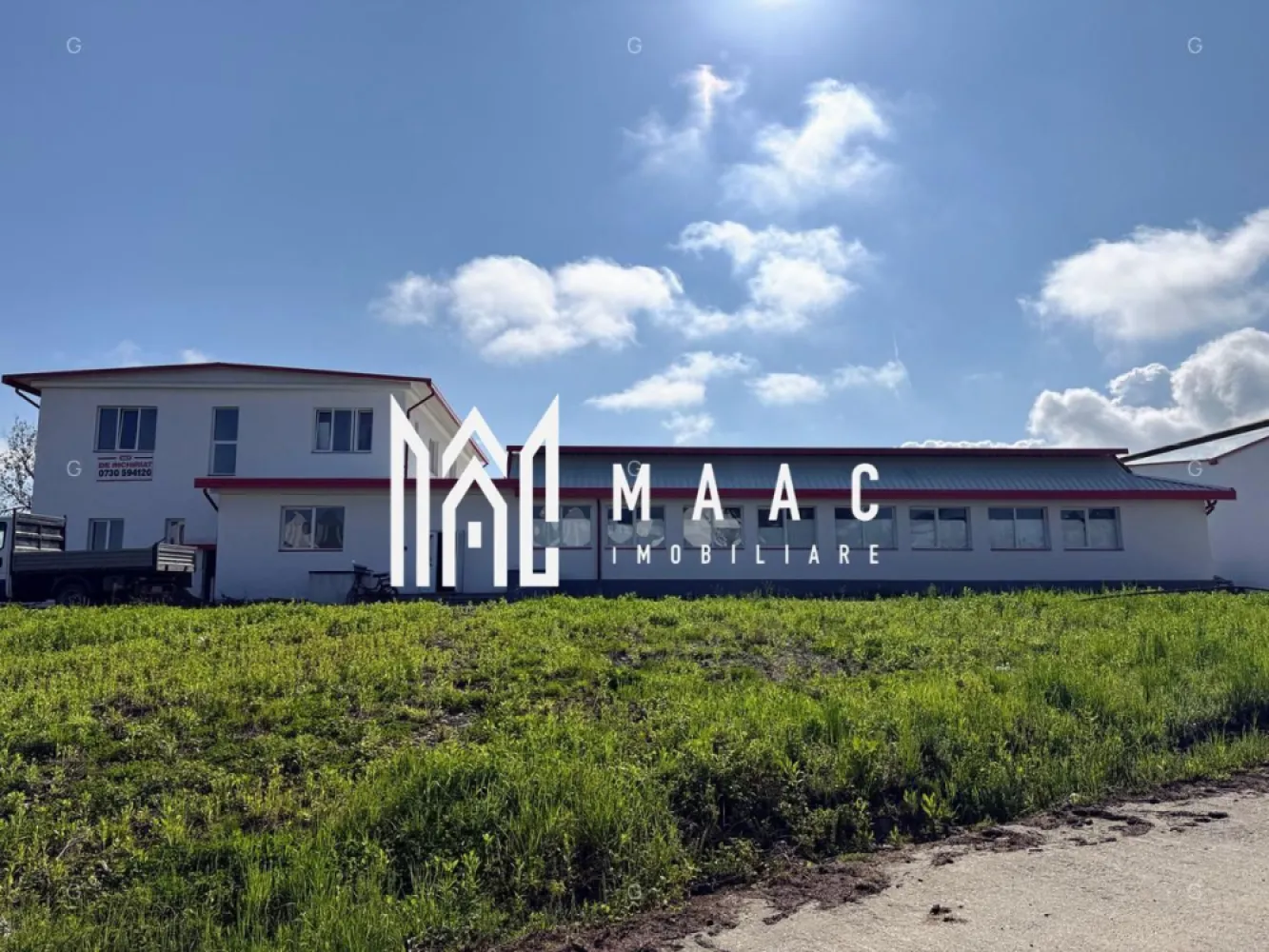 Hală 1144 mp I Compartimentabil I Utilități I Birouri I Mârșa - MAAC Imobiliare prezintă spre închiriere o hală industrială situată în Parcul Industrial din Mârșa, orașul Avrig, jud. Sibiu — o locație accesibilă, cu infrastructură modernizată și acces direct din DJ 105G, potrivită pentru activități de producție, depozitare sau logistică. Caracteristici principale - Suprafață totală: 1.144 mp, incluzând spații pentru birouri și grupuri sanitare - Acces: drum betonat, optim pentru autoturisme, autoutilitare, TIR și acces pietonal - Destinații recomandate: producție, logistică, distribuție, depozitare Date tehnice - Structură solidă pe stâlpi și grinzi din beton, grid 8,2 m x 4,85 m - Acoperiș realizat din panouri sandwich de 10 cm - Pardoseală industrială din beton, rezistentă la trafic intens - Înălțime utilă: 3,45 m - Poartă industrială automatizată: H 2,80 m / L 3,89 m - Iluminat LED pentru eficiență și vizibilitate optim Utilități - Alimentare electrică cu contoare individuale - Apă industrială - Posibilitate de racordare la gaz, telefonie și internet Informații financiare - Prețul afișat este orientativ și se aplică unui spațiu cu dotări standard - Costurile operaționale, impozitul și asigurarea clădirii nu sunt incluse - Tariful final se stabilește în funcție de necesitățile chiriașului, investițiile suplimentare solicitate și durata contractului Spațiul reprezintă o opțiune excelentă pentru companiile care caută o hală funcțională și bine poziționată în apropierea Sibiului. Pentru mai multe detalii și pentru a programa o vizionare, contactați MAAC Imobiliare specificând ID CP2890826. }}