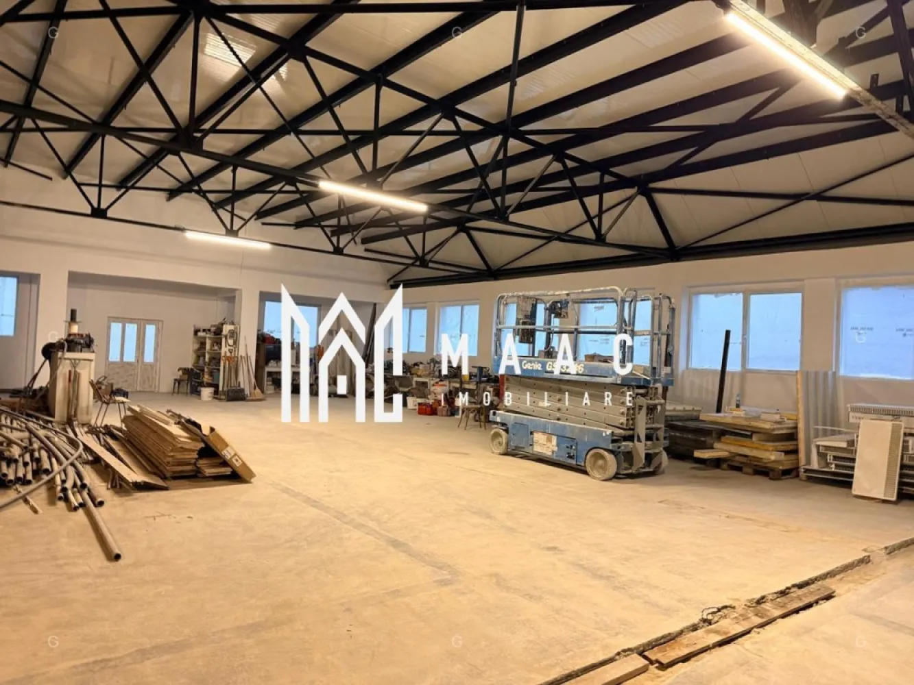 Hală 1144 mp I Compartimentabil I Utilități I Birouri I Mârșa - MAAC Imobiliare prezintă spre închiriere o hală industrială situată în Parcul Industrial din Mârșa, orașul Avrig, jud. Sibiu — o locație accesibilă, cu infrastructură modernizată și acces direct din DJ 105G, potrivită pentru activități de producție, depozitare sau logistică. Caracteristici principale - Suprafață totală: 1.144 mp, incluzând spații pentru birouri și grupuri sanitare - Acces: drum betonat, optim pentru autoturisme, autoutilitare, TIR și acces pietonal - Destinații recomandate: producție, logistică, distribuție, depozitare Date tehnice - Structură solidă pe stâlpi și grinzi din beton, grid 8,2 m x 4,85 m - Acoperiș realizat din panouri sandwich de 10 cm - Pardoseală industrială din beton, rezistentă la trafic intens - Înălțime utilă: 3,45 m - Poartă industrială automatizată: H 2,80 m / L 3,89 m - Iluminat LED pentru eficiență și vizibilitate optim Utilități - Alimentare electrică cu contoare individuale - Apă industrială - Posibilitate de racordare la gaz, telefonie și internet Informații financiare - Prețul afișat este orientativ și se aplică unui spațiu cu dotări standard - Costurile operaționale, impozitul și asigurarea clădirii nu sunt incluse - Tariful final se stabilește în funcție de necesitățile chiriașului, investițiile suplimentare solicitate și durata contractului Spațiul reprezintă o opțiune excelentă pentru companiile care caută o hală funcțională și bine poziționată în apropierea Sibiului. Pentru mai multe detalii și pentru a programa o vizionare, contactați MAAC Imobiliare specificând ID CP2890826. }}