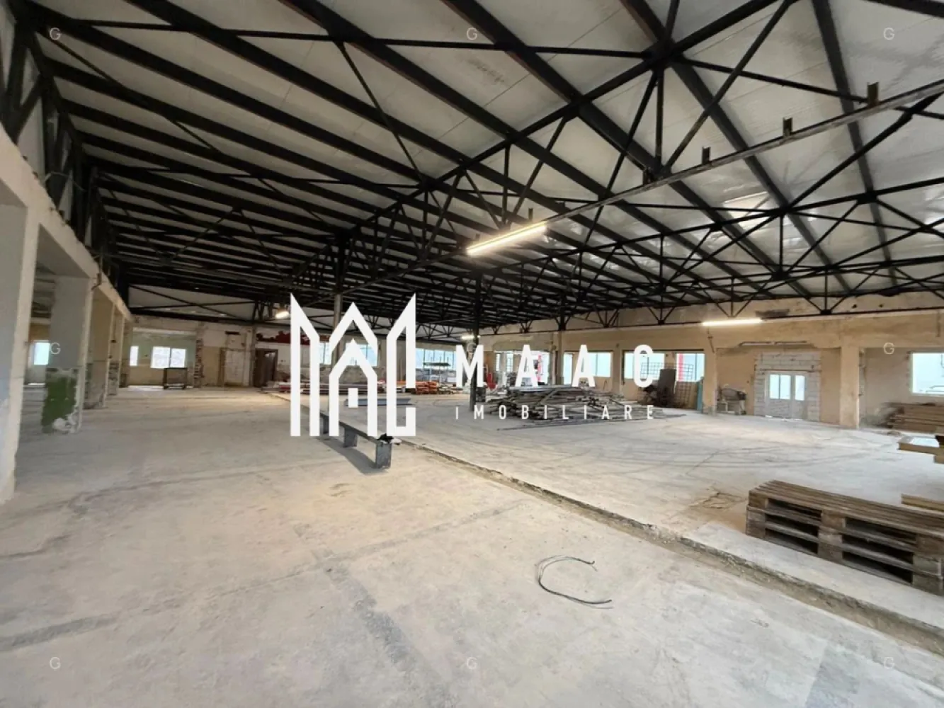 Hală 1144 mp I Compartimentabil I Utilități I Birouri I Mârșa - MAAC Imobiliare prezintă spre închiriere o hală industrială situată în Parcul Industrial din Mârșa, orașul Avrig, jud. Sibiu — o locație accesibilă, cu infrastructură modernizată și acces direct din DJ 105G, potrivită pentru activități de producție, depozitare sau logistică. Caracteristici principale - Suprafață totală: 1.144 mp, incluzând spații pentru birouri și grupuri sanitare - Acces: drum betonat, optim pentru autoturisme, autoutilitare, TIR și acces pietonal - Destinații recomandate: producție, logistică, distribuție, depozitare Date tehnice - Structură solidă pe stâlpi și grinzi din beton, grid 8,2 m x 4,85 m - Acoperiș realizat din panouri sandwich de 10 cm - Pardoseală industrială din beton, rezistentă la trafic intens - Înălțime utilă: 3,45 m - Poartă industrială automatizată: H 2,80 m / L 3,89 m - Iluminat LED pentru eficiență și vizibilitate optim Utilități - Alimentare electrică cu contoare individuale - Apă industrială - Posibilitate de racordare la gaz, telefonie și internet Informații financiare - Prețul afișat este orientativ și se aplică unui spațiu cu dotări standard - Costurile operaționale, impozitul și asigurarea clădirii nu sunt incluse - Tariful final se stabilește în funcție de necesitățile chiriașului, investițiile suplimentare solicitate și durata contractului Spațiul reprezintă o opțiune excelentă pentru companiile care caută o hală funcțională și bine poziționată în apropierea Sibiului. Pentru mai multe detalii și pentru a programa o vizionare, contactați MAAC Imobiliare specificând ID CP2890826. }}