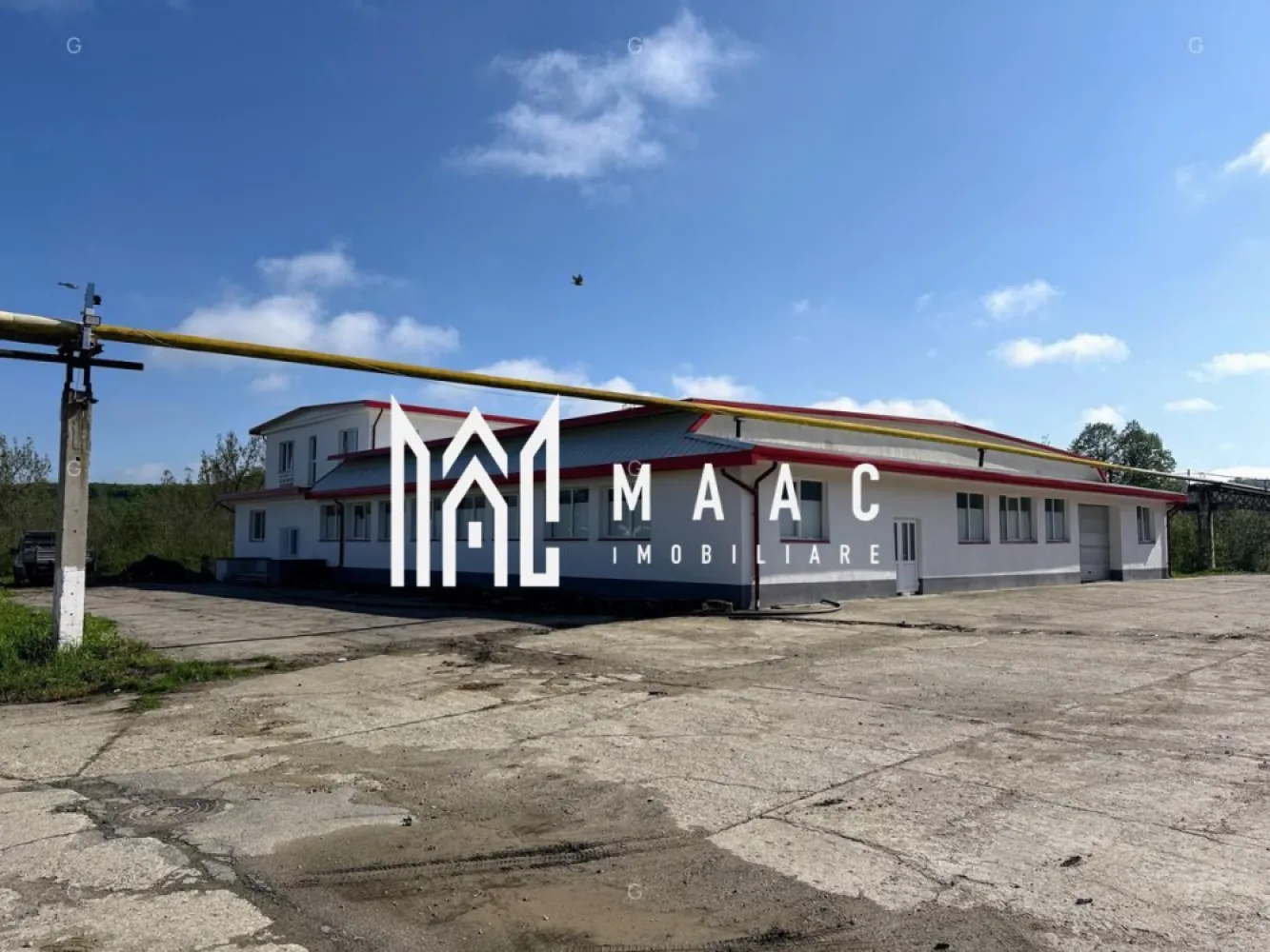 Hală 1144 mp I Compartimentabil I Utilități I Birouri I Mârșa - MAAC Imobiliare prezintă spre închiriere o hală industrială situată în Parcul Industrial din Mârșa, orașul Avrig, jud. Sibiu — o locație accesibilă, cu infrastructură modernizată și acces direct din DJ 105G, potrivită pentru activități de producție, depozitare sau logistică. Caracteristici principale - Suprafață totală: 1.144 mp, incluzând spații pentru birouri și grupuri sanitare - Acces: drum betonat, optim pentru autoturisme, autoutilitare, TIR și acces pietonal - Destinații recomandate: producție, logistică, distribuție, depozitare Date tehnice - Structură solidă pe stâlpi și grinzi din beton, grid 8,2 m x 4,85 m - Acoperiș realizat din panouri sandwich de 10 cm - Pardoseală industrială din beton, rezistentă la trafic intens - Înălțime utilă: 3,45 m - Poartă industrială automatizată: H 2,80 m / L 3,89 m - Iluminat LED pentru eficiență și vizibilitate optim Utilități - Alimentare electrică cu contoare individuale - Apă industrială - Posibilitate de racordare la gaz, telefonie și internet Informații financiare - Prețul afișat este orientativ și se aplică unui spațiu cu dotări standard - Costurile operaționale, impozitul și asigurarea clădirii nu sunt incluse - Tariful final se stabilește în funcție de necesitățile chiriașului, investițiile suplimentare solicitate și durata contractului Spațiul reprezintă o opțiune excelentă pentru companiile care caută o hală funcțională și bine poziționată în apropierea Sibiului. Pentru mai multe detalii și pentru a programa o vizionare, contactați MAAC Imobiliare specificând ID CP2890826. }}