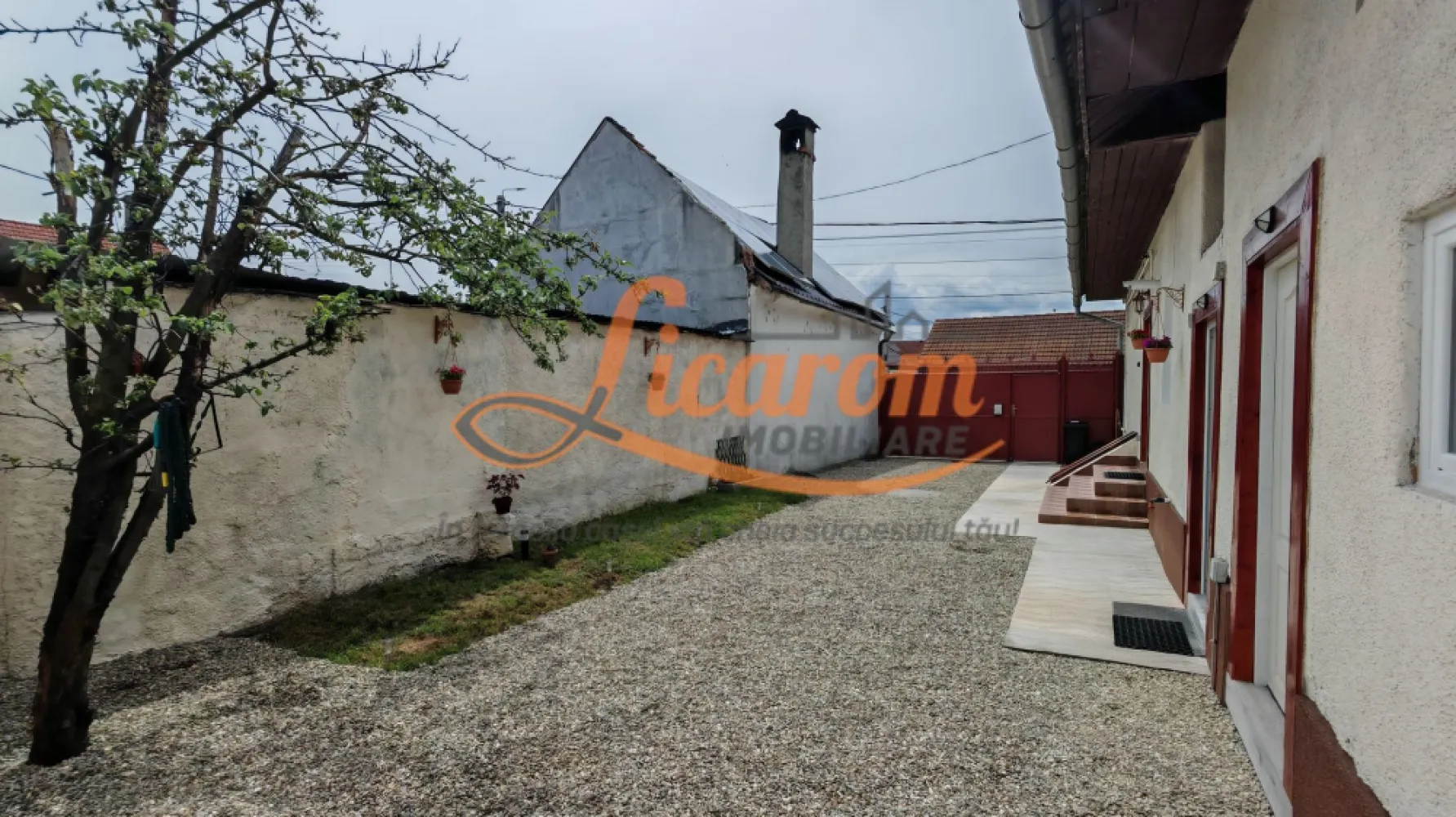 Casa 3 camere individuala SanpetrU,mobilata si utilata,128900 euro. - OCAZIE!!
Agentia Licarom Imobiliare propune spre vanzare o casa individuala in zona mediana a localitatii SANPETRU . 
Casa este desfasurata pe parter ,partial mansarda si pod liber unde se poate extinde spatiul locativ.
Casa este compusa din trei camere (o camera este la mansarda si necesita finisari), 2 bai , o bucatarie si beci si se vinde mobilata si utilata asa cum este prezentata in fotografii.
Casa a fost imbunatatiti si reamenajata in anul 2025.
Curtea este intima si cocheta si are acces auto.
Proprietatea este LIBERA,DISPONIBILA PENTRU MUTARE IMEDIATA.
Pretul este de 128900 euro.
Pentru tranzactionarea acestei proprietati,agentia percepe comision de 2%.
Pentru mai detalii sau programari la vizionare,nu ezitati sa ne contactati la telefon 0741059397 Consultant imobiliar Calin.
