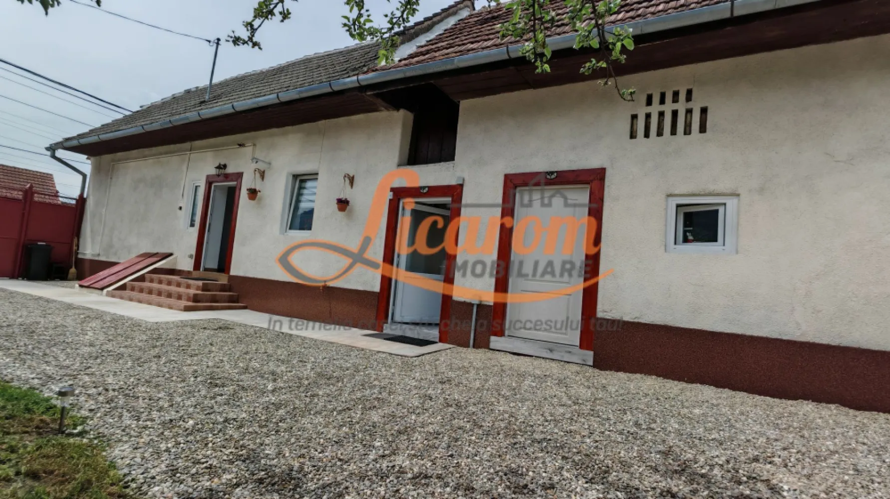 Casa 3 camere individuala SanpetrU,mobilata si utilata,128900 euro. - OCAZIE!!
Agentia Licarom Imobiliare propune spre vanzare o casa individuala in zona mediana a localitatii SANPETRU . 
Casa este desfasurata pe parter ,partial mansarda si pod liber unde se poate extinde spatiul locativ.
Casa este compusa din trei camere (o camera este la mansarda si necesita finisari), 2 bai , o bucatarie si beci si se vinde mobilata si utilata asa cum este prezentata in fotografii.
Casa a fost imbunatatiti si reamenajata in anul 2025.
Curtea este intima si cocheta si are acces auto.
Proprietatea este LIBERA,DISPONIBILA PENTRU MUTARE IMEDIATA.
Pretul este de 128900 euro.
Pentru tranzactionarea acestei proprietati,agentia percepe comision de 2%.
Pentru mai detalii sau programari la vizionare,nu ezitati sa ne contactati la telefon 0741059397 Consultant imobiliar Calin.