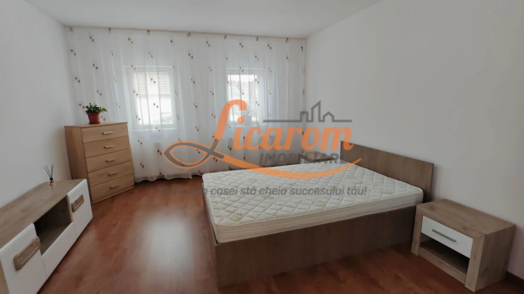 Casa 3 camere individuala SanpetrU,mobilata si utilata,128900 euro. - OCAZIE!!
Agentia Licarom Imobiliare propune spre vanzare o casa individuala in zona mediana a localitatii SANPETRU . 
Casa este desfasurata pe parter ,partial mansarda si pod liber unde se poate extinde spatiul locativ.
Casa este compusa din trei camere (o camera este la mansarda si necesita finisari), 2 bai , o bucatarie si beci si se vinde mobilata si utilata asa cum este prezentata in fotografii.
Casa a fost imbunatatiti si reamenajata in anul 2025.
Curtea este intima si cocheta si are acces auto.
Proprietatea este LIBERA,DISPONIBILA PENTRU MUTARE IMEDIATA.
Pretul este de 128900 euro.
Pentru tranzactionarea acestei proprietati,agentia percepe comision de 2%.
Pentru mai detalii sau programari la vizionare,nu ezitati sa ne contactati la telefon 0741059397 Consultant imobiliar Calin.
