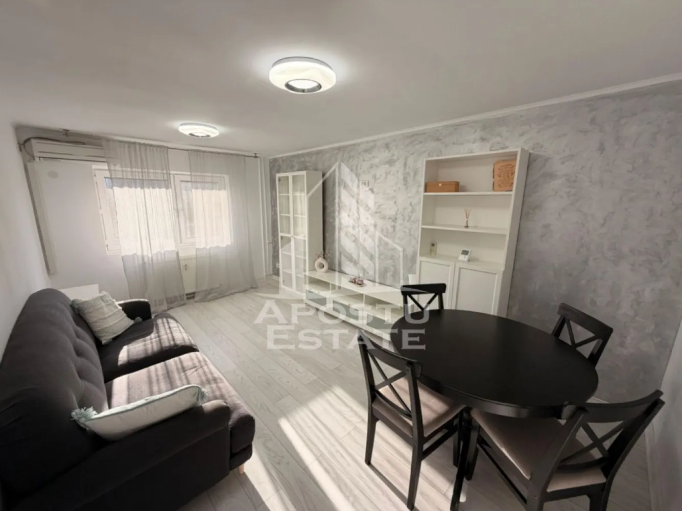 Apartament 2 camere de inchiriat, zona Aradului, Timisoara - Agentia imobiliara APOSTU ESTATE va propune spre inchiriere un apartament cu 2 camere, spatios si luminos, situat in zona Aradului , o zona linistita si bine pozitionata din Timisoara, potrivit pentru cupluri,familii, sau studenti care isi doresc o locuinta unde sa se simta confortabil si cu acces facil catre scoli, statii de autobuz, supermarketuri , magazine de zona, parcuri.

Suprafata utila: 52 mp
Compartimentare eficienta:
-Hol de acces generos
-Bucatarie complet mobilata si utilata, cu loc de luat masa
-Living luminos si spatios
-Dormitor mobilat si utilat
-Baie prevazuta cu cabina de dus

Confort si facilitati:
-Incalzirea apartamentului: centrala proprie
 -Apartamentul este complet mobilat si utilat

Localizare:
-Timis,Timisoara, zona Aradului – acces facil spre magazine, supermarketul , scoli, parcuri si mijloace de transport in comun.

Ideal pentru:
-Familii
-Cupluri
-Studenti

Disponibilitate: imediata
Pret chirie lunara: 420 euro
Programeaza o vizionare pentru a-ti putea imagina viitorul aici!
Id intern CP2724785