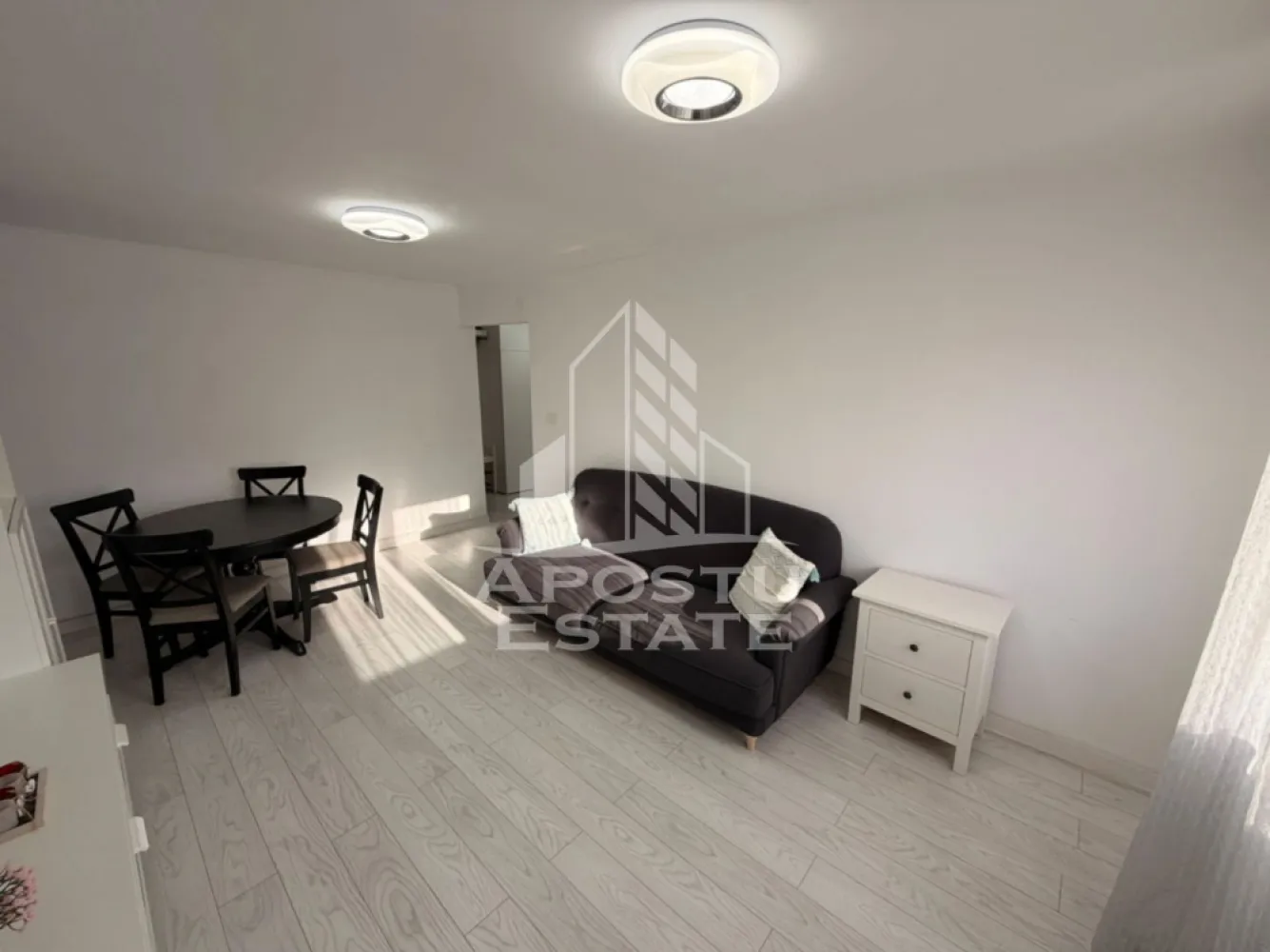 Apartament 2 camere de inchiriat, zona Aradului, Timisoara - Agentia imobiliara APOSTU ESTATE va propune spre inchiriere un apartament cu 2 camere, spatios si luminos, situat in zona Aradului , o zona linistita si bine pozitionata din Timisoara, potrivit pentru cupluri,familii, sau studenti care isi doresc o locuinta unde sa se simta confortabil si cu acces facil catre scoli, statii de autobuz, supermarketuri , magazine de zona, parcuri.

Suprafata utila: 52 mp
Compartimentare eficienta:
-Hol de acces generos
-Bucatarie complet mobilata si utilata, cu loc de luat masa
-Living luminos si spatios
-Dormitor mobilat si utilat
-Baie prevazuta cu cabina de dus

Confort si facilitati:
-Incalzirea apartamentului: centrala proprie
 -Apartamentul este complet mobilat si utilat

Localizare:
-Timis,Timisoara, zona Aradului – acces facil spre magazine, supermarketul , scoli, parcuri si mijloace de transport in comun.

Ideal pentru:
-Familii
-Cupluri
-Studenti

Disponibilitate: imediata
Pret chirie lunara: 420 euro
Programeaza o vizionare pentru a-ti putea imagina viitorul aici!
Id intern CP2724785