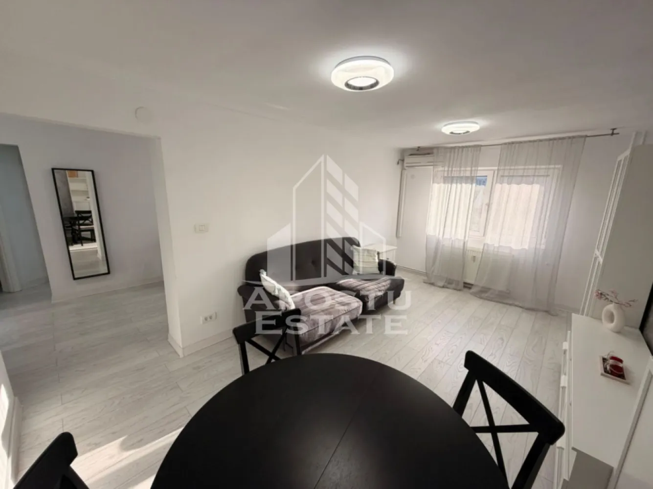 Apartament 2 camere de inchiriat, zona Aradului, Timisoara - Agentia imobiliara APOSTU ESTATE va propune spre inchiriere un apartament cu 2 camere, spatios si luminos, situat in zona Aradului , o zona linistita si bine pozitionata din Timisoara, potrivit pentru cupluri,familii, sau studenti care isi doresc o locuinta unde sa se simta confortabil si cu acces facil catre scoli, statii de autobuz, supermarketuri , magazine de zona, parcuri.

Suprafata utila: 52 mp
Compartimentare eficienta:
-Hol de acces generos
-Bucatarie complet mobilata si utilata, cu loc de luat masa
-Living luminos si spatios
-Dormitor mobilat si utilat
-Baie prevazuta cu cabina de dus

Confort si facilitati:
-Incalzirea apartamentului: centrala proprie
 -Apartamentul este complet mobilat si utilat

Localizare:
-Timis,Timisoara, zona Aradului – acces facil spre magazine, supermarketul , scoli, parcuri si mijloace de transport in comun.

Ideal pentru:
-Familii
-Cupluri
-Studenti

Disponibilitate: imediata
Pret chirie lunara: 420 euro
Programeaza o vizionare pentru a-ti putea imagina viitorul aici!
Id intern CP2724785