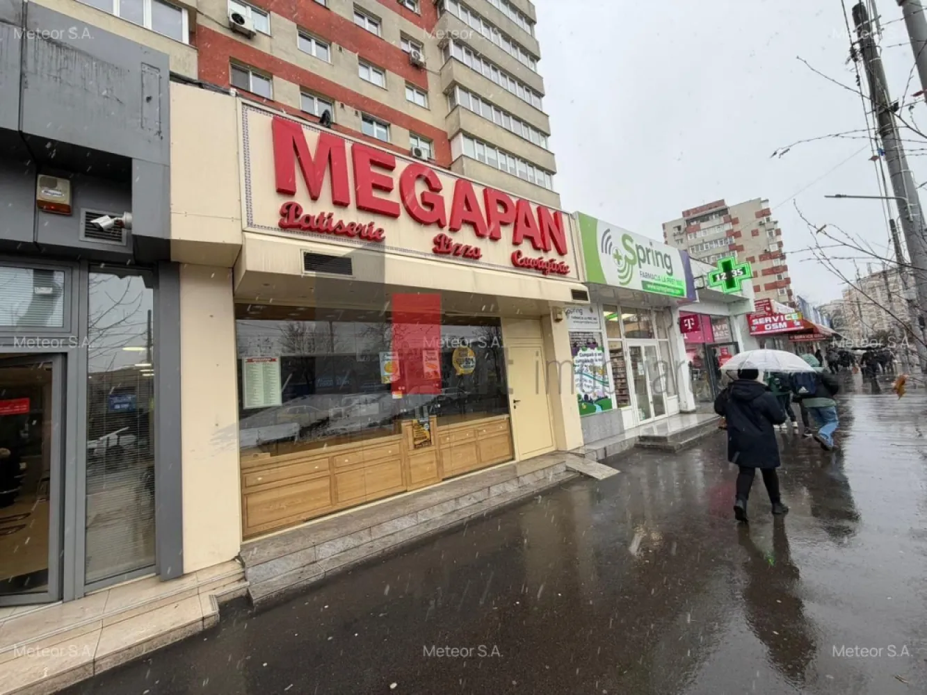 0%Comision - Spatiu comercial Piata Rahova/Complex Rahova/Bulevard Alexandria - Spațiu comercial de închiriat – poziție premium pe bulevard, vis-a-vis de Piața Rahova – Șoseaua Alexandriei

Îți prezentăm o oportunitate reală de business, situată într-un punct strategic, pe Șoseaua Alexandriei, la doar 20 de metri de Complexul Comercial Rahova, vis-a-vis de Piața Rahova – o zonă cunoscută pentru fluxul pietonal ridicat și activitatea comercială continuă.

Poziționarea direct la bulevard oferă vizibilitate maximă, iar traficul constant transformă acest spațiu într-o alegere ideală pentru antreprenorii care caută expunere și acces facil la clienți.

Caracteristici:

Vitrină de aproximativ 6 metri liniari, perfectă pentru branding și expunere

Utilități complete: apă curentă, canalizare, curent trifazic

Acces stradal direct, cu vizibilitate excelentă

La doar 20 metri de Complexul Comercial Rahova

Stații de tramvai și autobuz în imediata apropiere

Zona generează un trafic pietonal intens, constant, fiind un pol comercial activ al sectorului. Este genul de amplasament unde un business bine poziționat beneficiază de expunere naturală și flux continuu de potențiali clienți.

Spațiul este ideal pentru multiple activități, în special HORECA, dar și retail sau servicii.

Un avantaj major al acestei locații este raportul excelent între poziționare și costuri – o alegere care susține dezvoltarea rapidă a afacerii și creează premise solide pentru recuperarea investiției într-un timp optim.

Comision 0%

Pentru mai multe detalii și programarea unei vizionări, te invităm să ne contactezi.