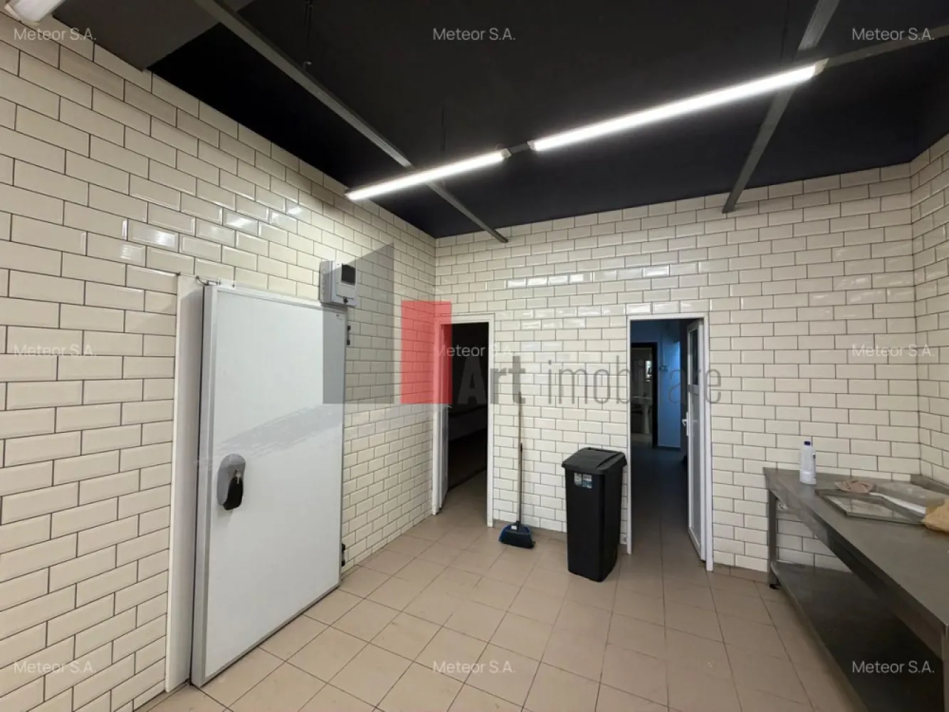 0%Comision - Spatiu comercial Piata Rahova/Complex Rahova/Bulevard Alexandria - Spațiu comercial de închiriat – poziție premium pe bulevard, vis-a-vis de Piața Rahova – Șoseaua Alexandriei

Îți prezentăm o oportunitate reală de business, situată într-un punct strategic, pe Șoseaua Alexandriei, la doar 20 de metri de Complexul Comercial Rahova, vis-a-vis de Piața Rahova – o zonă cunoscută pentru fluxul pietonal ridicat și activitatea comercială continuă.

Poziționarea direct la bulevard oferă vizibilitate maximă, iar traficul constant transformă acest spațiu într-o alegere ideală pentru antreprenorii care caută expunere și acces facil la clienți.

Caracteristici:

Vitrină de aproximativ 6 metri liniari, perfectă pentru branding și expunere

Utilități complete: apă curentă, canalizare, curent trifazic

Acces stradal direct, cu vizibilitate excelentă

La doar 20 metri de Complexul Comercial Rahova

Stații de tramvai și autobuz în imediata apropiere

Zona generează un trafic pietonal intens, constant, fiind un pol comercial activ al sectorului. Este genul de amplasament unde un business bine poziționat beneficiază de expunere naturală și flux continuu de potențiali clienți.

Spațiul este ideal pentru multiple activități, în special HORECA, dar și retail sau servicii.

Un avantaj major al acestei locații este raportul excelent între poziționare și costuri – o alegere care susține dezvoltarea rapidă a afacerii și creează premise solide pentru recuperarea investiției într-un timp optim.

Comision 0%

Pentru mai multe detalii și programarea unei vizionări, te invităm să ne contactezi.