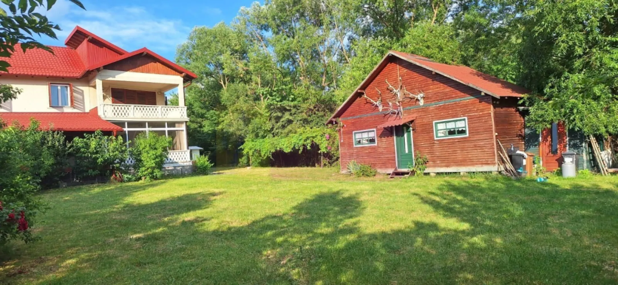 Vila de vanzare cu 6 camere si teren de 5116 mp in Cornu, Prahova - Vilă de vânzare în Cornu, Prahova – Proprietate deosebită cu teren de 5.116 mp în zona centrală

Agentia Imobiliară Mervani vă prezintă spre vânzare o proprietate remarcabilă situată în zona centrală a localității Cornu, una dintre cele mai apreciate zone rezidențiale din județul Prahova.

Proprietatea este compusă dintr-un teren intravilan generos, cu suprafața de 5.116 mp, o vilă solid construită, cu suprafața construită de 234 mp, precum și o magazie de grădină.

Vila a fost edificată în anul 1992, fiind realizată cu o structură de rezistență durabilă, formată din fundații, stâlpi și grinzi din beton armat, iar pereții sunt construiți din cărămidă. Planșeele dintre demisol, parter, etaj și pod sunt din beton, oferind o rezistență și o stabilitate excelentă în timp.

La parter, tâmplăria exterioară este din PVC cu geam termopan, iar la etaj tâmplăria este din lemn. Tâmplăria interioară este integral din lemn, contribuind la atmosfera caldă și elegantă a locuinței. Pardoselile sunt realizate din gresie în zonele de circulație și din parchet din lemn în dormitoare.

Compartimentare;
Demisol

 Pivniță
 Spațiu tehnic pentru centrala termică pe gaz

Parter
 Terasă acoperită cu acces către grădină
 Hol de acces
 Cameră de zi
 Grup sanitar de serviciu
 Baie cu duș
 Birou
 Dormitor
 Bucătărie
 Scară interioară din beton

Etaj
 Hol generos
 Cameră de zi cu balcon spațios
 3 dormitoare
 Baie cu cadă

Pod
 Spațiu destinat depozitării

Proprietatea beneficiază de toate utilitățile necesare unui confort modern:
 Apă
 Canalizare
 Gaz natural
 Energie electrică
 Internet
 CATV

Unul dintre cele mai importante avantaje ale acestei proprietăți îl reprezintă terenul generos, care poate fi dezmembrat, oferind oportunități suplimentare de investiție sau dezvoltare.

Valoarea terenului este deosebit de atractivă, având în vedere că prețul terenurilor din zonă este de aproximativ 50 euro/mp, ceea ce conferă proprietății o valoare intrinsecă importantă.

Poziționată într-o zonă liniștită și verde, dar în același timp centrală, această proprietate reprezintă alegerea ideală atât pentru rezidență permanentă, cât și pentru casă de vacanță sau investiție.

Pentru informații suplimentare și programarea unei vizionări, vă invităm să contactați Agentia Imobiliară Mervani la telefon 0729.935.536.