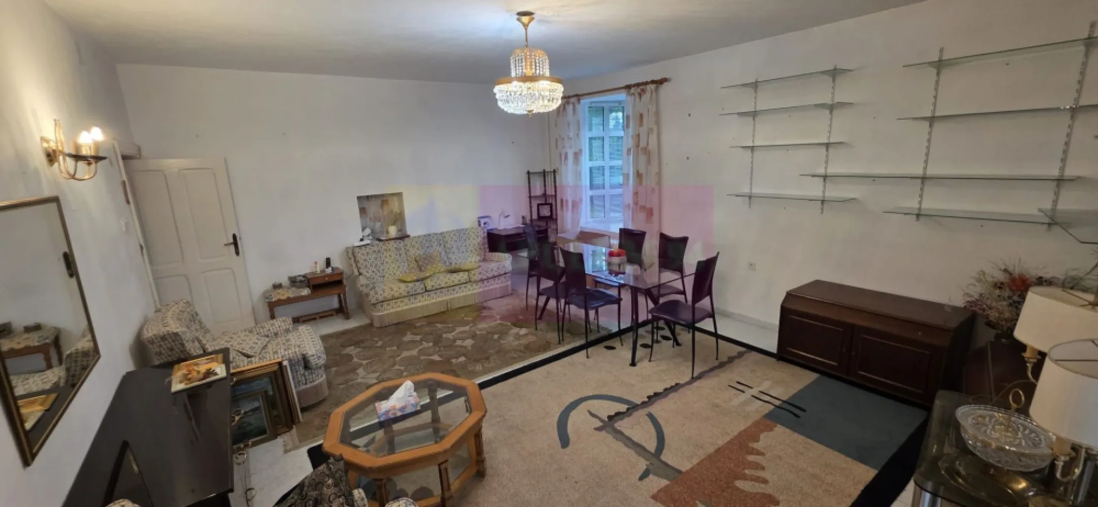 Vila de vanzare cu 6 camere si teren de 5116 mp in Cornu, Prahova - Vilă de vânzare în Cornu, Prahova – Proprietate deosebită cu teren de 5.116 mp în zona centrală

Agentia Imobiliară Mervani vă prezintă spre vânzare o proprietate remarcabilă situată în zona centrală a localității Cornu, una dintre cele mai apreciate zone rezidențiale din județul Prahova.

Proprietatea este compusă dintr-un teren intravilan generos, cu suprafața de 5.116 mp, o vilă solid construită, cu suprafața construită de 234 mp, precum și o magazie de grădină.

Vila a fost edificată în anul 1992, fiind realizată cu o structură de rezistență durabilă, formată din fundații, stâlpi și grinzi din beton armat, iar pereții sunt construiți din cărămidă. Planșeele dintre demisol, parter, etaj și pod sunt din beton, oferind o rezistență și o stabilitate excelentă în timp.

La parter, tâmplăria exterioară este din PVC cu geam termopan, iar la etaj tâmplăria este din lemn. Tâmplăria interioară este integral din lemn, contribuind la atmosfera caldă și elegantă a locuinței. Pardoselile sunt realizate din gresie în zonele de circulație și din parchet din lemn în dormitoare.

Compartimentare;
Demisol

 Pivniță
 Spațiu tehnic pentru centrala termică pe gaz

Parter
 Terasă acoperită cu acces către grădină
 Hol de acces
 Cameră de zi
 Grup sanitar de serviciu
 Baie cu duș
 Birou
 Dormitor
 Bucătărie
 Scară interioară din beton

Etaj
 Hol generos
 Cameră de zi cu balcon spațios
 3 dormitoare
 Baie cu cadă

Pod
 Spațiu destinat depozitării

Proprietatea beneficiază de toate utilitățile necesare unui confort modern:
 Apă
 Canalizare
 Gaz natural
 Energie electrică
 Internet
 CATV

Unul dintre cele mai importante avantaje ale acestei proprietăți îl reprezintă terenul generos, care poate fi dezmembrat, oferind oportunități suplimentare de investiție sau dezvoltare.

Valoarea terenului este deosebit de atractivă, având în vedere că prețul terenurilor din zonă este de aproximativ 50 euro/mp, ceea ce conferă proprietății o valoare intrinsecă importantă.

Poziționată într-o zonă liniștită și verde, dar în același timp centrală, această proprietate reprezintă alegerea ideală atât pentru rezidență permanentă, cât și pentru casă de vacanță sau investiție.

Pentru informații suplimentare și programarea unei vizionări, vă invităm să contactați Agentia Imobiliară Mervani la telefon 0729.935.536.
