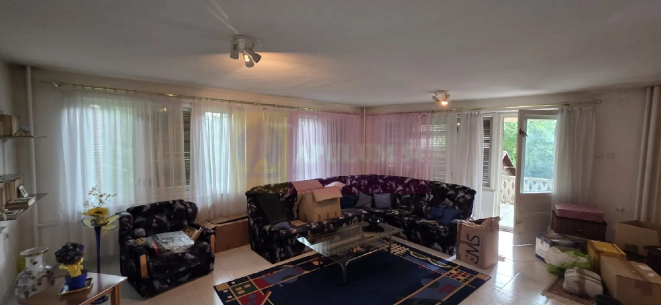 Vila de vanzare cu 6 camere si teren de 5116 mp in Cornu, Prahova - Vilă de vânzare în Cornu, Prahova – Proprietate deosebită cu teren de 5.116 mp în zona centrală

Agentia Imobiliară Mervani vă prezintă spre vânzare o proprietate remarcabilă situată în zona centrală a localității Cornu, una dintre cele mai apreciate zone rezidențiale din județul Prahova.

Proprietatea este compusă dintr-un teren intravilan generos, cu suprafața de 5.116 mp, o vilă solid construită, cu suprafața construită de 234 mp, precum și o magazie de grădină.

Vila a fost edificată în anul 1992, fiind realizată cu o structură de rezistență durabilă, formată din fundații, stâlpi și grinzi din beton armat, iar pereții sunt construiți din cărămidă. Planșeele dintre demisol, parter, etaj și pod sunt din beton, oferind o rezistență și o stabilitate excelentă în timp.

La parter, tâmplăria exterioară este din PVC cu geam termopan, iar la etaj tâmplăria este din lemn. Tâmplăria interioară este integral din lemn, contribuind la atmosfera caldă și elegantă a locuinței. Pardoselile sunt realizate din gresie în zonele de circulație și din parchet din lemn în dormitoare.

Compartimentare;
Demisol

 Pivniță
 Spațiu tehnic pentru centrala termică pe gaz

Parter
 Terasă acoperită cu acces către grădină
 Hol de acces
 Cameră de zi
 Grup sanitar de serviciu
 Baie cu duș
 Birou
 Dormitor
 Bucătărie
 Scară interioară din beton

Etaj
 Hol generos
 Cameră de zi cu balcon spațios
 3 dormitoare
 Baie cu cadă

Pod
 Spațiu destinat depozitării

Proprietatea beneficiază de toate utilitățile necesare unui confort modern:
 Apă
 Canalizare
 Gaz natural
 Energie electrică
 Internet
 CATV

Unul dintre cele mai importante avantaje ale acestei proprietăți îl reprezintă terenul generos, care poate fi dezmembrat, oferind oportunități suplimentare de investiție sau dezvoltare.

Valoarea terenului este deosebit de atractivă, având în vedere că prețul terenurilor din zonă este de aproximativ 50 euro/mp, ceea ce conferă proprietății o valoare intrinsecă importantă.

Poziționată într-o zonă liniștită și verde, dar în același timp centrală, această proprietate reprezintă alegerea ideală atât pentru rezidență permanentă, cât și pentru casă de vacanță sau investiție.

Pentru informații suplimentare și programarea unei vizionări, vă invităm să contactați Agentia Imobiliară Mervani la telefon 0729.935.536.