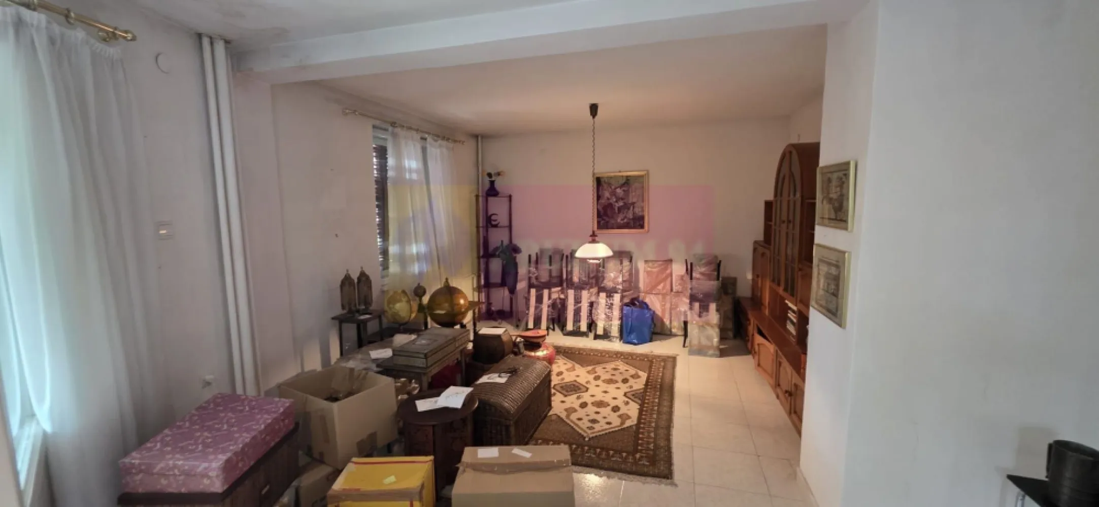 Vila de vanzare cu 6 camere si teren de 5116 mp in Cornu, Prahova - Vilă de vânzare în Cornu, Prahova – Proprietate deosebită cu teren de 5.116 mp în zona centrală

Agentia Imobiliară Mervani vă prezintă spre vânzare o proprietate remarcabilă situată în zona centrală a localității Cornu, una dintre cele mai apreciate zone rezidențiale din județul Prahova.

Proprietatea este compusă dintr-un teren intravilan generos, cu suprafața de 5.116 mp, o vilă solid construită, cu suprafața construită de 234 mp, precum și o magazie de grădină.

Vila a fost edificată în anul 1992, fiind realizată cu o structură de rezistență durabilă, formată din fundații, stâlpi și grinzi din beton armat, iar pereții sunt construiți din cărămidă. Planșeele dintre demisol, parter, etaj și pod sunt din beton, oferind o rezistență și o stabilitate excelentă în timp.

La parter, tâmplăria exterioară este din PVC cu geam termopan, iar la etaj tâmplăria este din lemn. Tâmplăria interioară este integral din lemn, contribuind la atmosfera caldă și elegantă a locuinței. Pardoselile sunt realizate din gresie în zonele de circulație și din parchet din lemn în dormitoare.

Compartimentare;
Demisol

 Pivniță
 Spațiu tehnic pentru centrala termică pe gaz

Parter
 Terasă acoperită cu acces către grădină
 Hol de acces
 Cameră de zi
 Grup sanitar de serviciu
 Baie cu duș
 Birou
 Dormitor
 Bucătărie
 Scară interioară din beton

Etaj
 Hol generos
 Cameră de zi cu balcon spațios
 3 dormitoare
 Baie cu cadă

Pod
 Spațiu destinat depozitării

Proprietatea beneficiază de toate utilitățile necesare unui confort modern:
 Apă
 Canalizare
 Gaz natural
 Energie electrică
 Internet
 CATV

Unul dintre cele mai importante avantaje ale acestei proprietăți îl reprezintă terenul generos, care poate fi dezmembrat, oferind oportunități suplimentare de investiție sau dezvoltare.

Valoarea terenului este deosebit de atractivă, având în vedere că prețul terenurilor din zonă este de aproximativ 50 euro/mp, ceea ce conferă proprietății o valoare intrinsecă importantă.

Poziționată într-o zonă liniștită și verde, dar în același timp centrală, această proprietate reprezintă alegerea ideală atât pentru rezidență permanentă, cât și pentru casă de vacanță sau investiție.

Pentru informații suplimentare și programarea unei vizionări, vă invităm să contactați Agentia Imobiliară Mervani la telefon 0729.935.536.