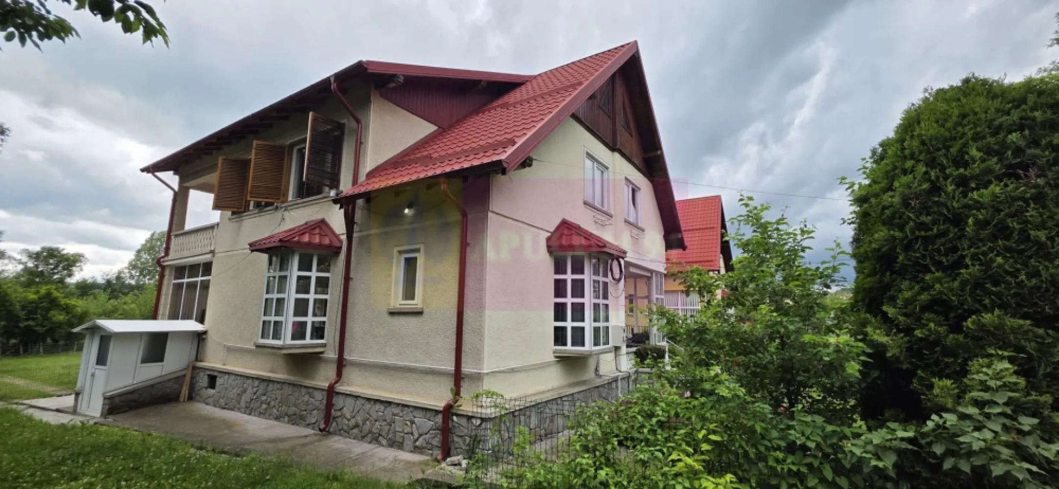 Vila de vanzare cu 6 camere si teren de 5116 mp in Cornu, Prahova