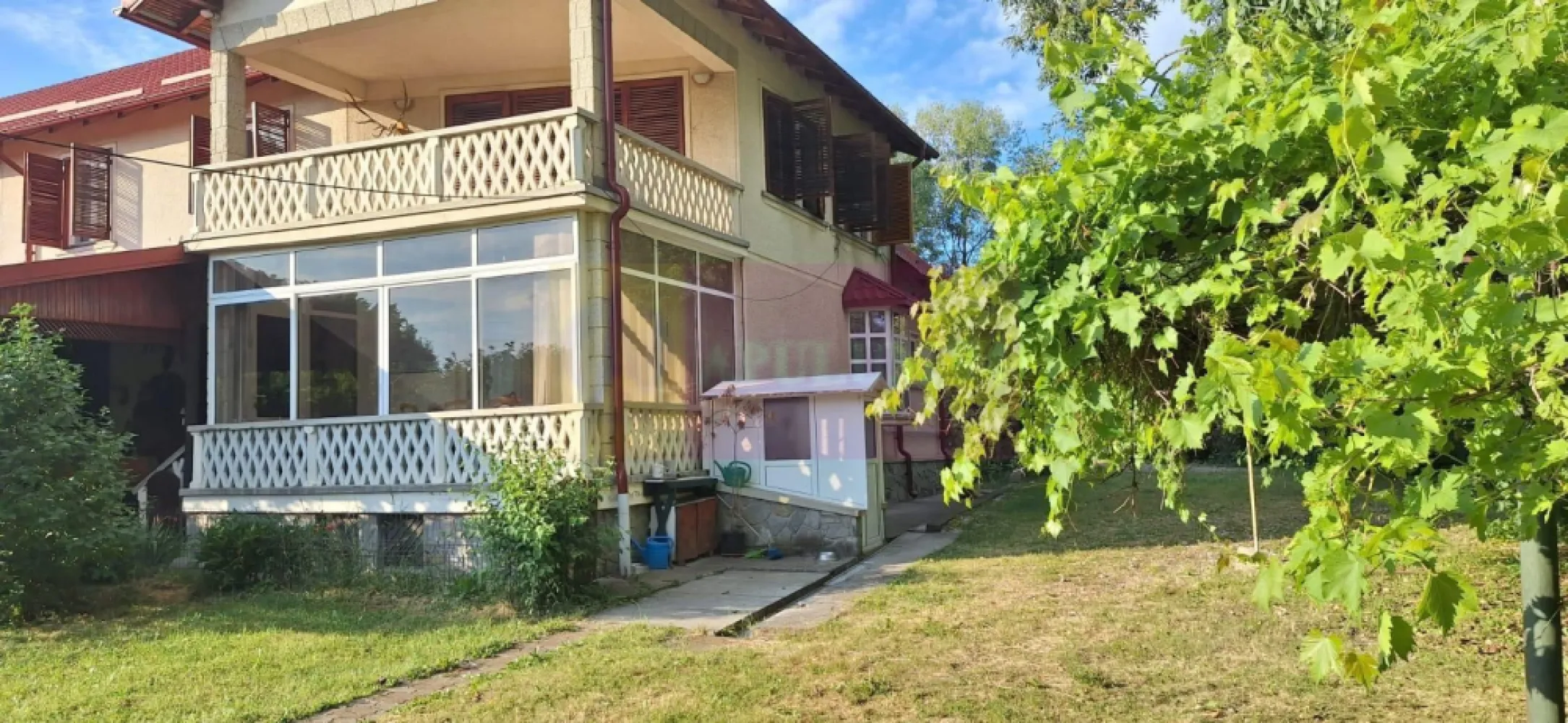 Vila de vanzare cu 6 camere si teren de 5116 mp in Cornu, Prahova