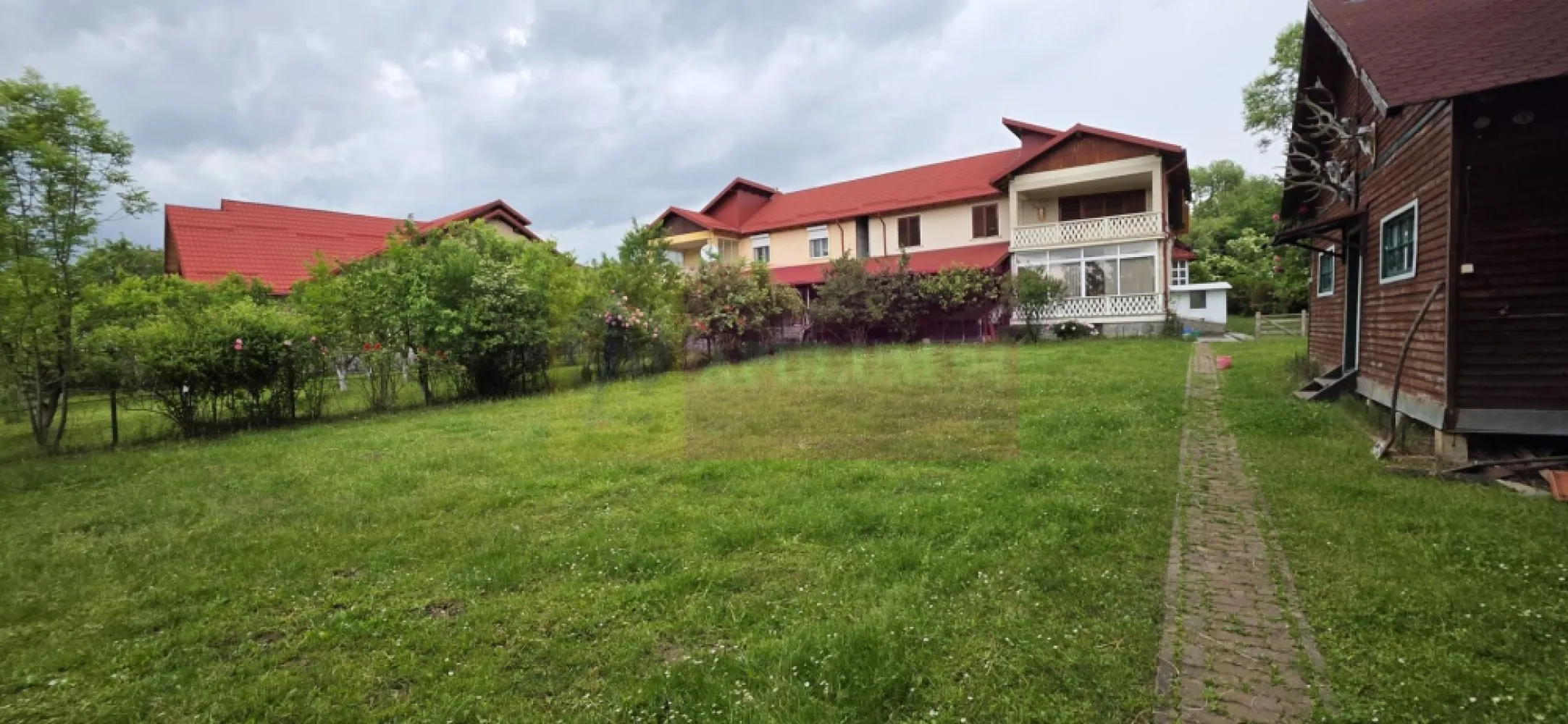 Vila de vanzare cu 6 camere si teren de 5116 mp in Cornu, Prahova