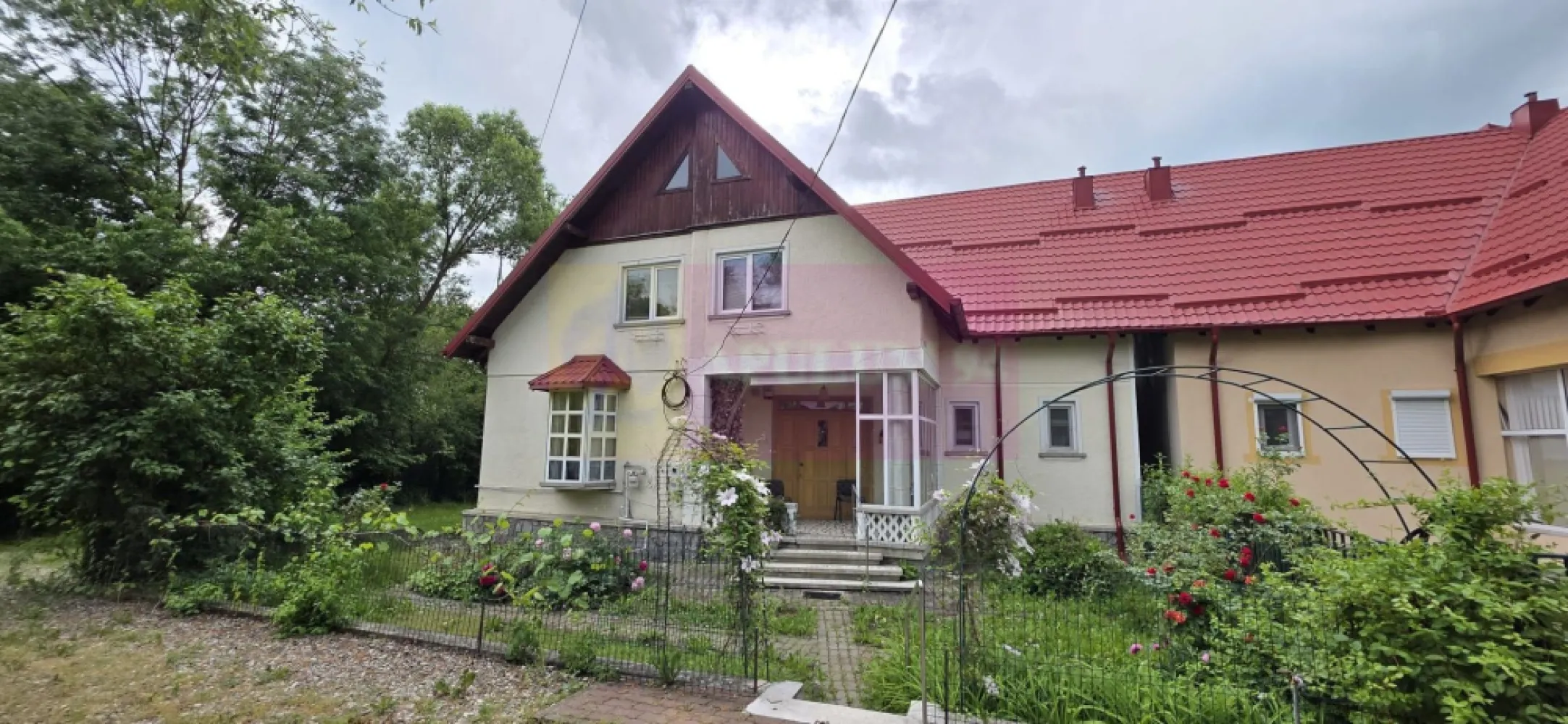 Vila de vanzare cu 6 camere si teren de 5116 mp in Cornu, Prahova
