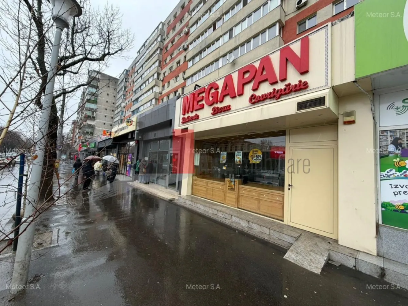 0%Comision - Spatiu comercial Piata Rahova/Complex Rahova/Bulevard Alexandria - Spațiu comercial de închiriat – poziție premium pe bulevard, vis-a-vis de Piața Rahova – Șoseaua Alexandriei

Îți prezentăm o oportunitate reală de business, situată într-un punct strategic, pe Șoseaua Alexandriei, la doar 20 de metri de Complexul Comercial Rahova, vis-a-vis de Piața Rahova – o zonă cunoscută pentru fluxul pietonal ridicat și activitatea comercială continuă.

Poziționarea direct la bulevard oferă vizibilitate maximă, iar traficul constant transformă acest spațiu într-o alegere ideală pentru antreprenorii care caută expunere și acces facil la clienți.

Caracteristici:

Vitrină de aproximativ 6 metri liniari, perfectă pentru branding și expunere

Utilități complete: apă curentă, canalizare, curent trifazic

Acces stradal direct, cu vizibilitate excelentă

La doar 20 metri de Complexul Comercial Rahova

Stații de tramvai și autobuz în imediata apropiere

Zona generează un trafic pietonal intens, constant, fiind un pol comercial activ al sectorului. Este genul de amplasament unde un business bine poziționat beneficiază de expunere naturală și flux continuu de potențiali clienți.

Spațiul este ideal pentru multiple activități, în special HORECA, dar și retail sau servicii.

Un avantaj major al acestei locații este raportul excelent între poziționare și costuri – o alegere care susține dezvoltarea rapidă a afacerii și creează premise solide pentru recuperarea investiției într-un timp optim.

Comision 0%

Pentru mai multe detalii și programarea unei vizionări, te invităm să ne contactezi.