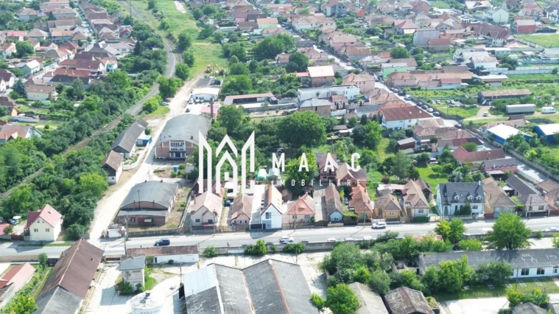 Teren 16058 mp I Urbanism locuințe locative I Tractorului - MAAC Imobiliare prezintă spre vânzare un teren generos cu construcții existente, situat pe strada Tractorului din Sibiu, într-o zonă aflată în plină dezvoltare urbană și cu acces rapid către centrul orașului. Proprietatea beneficiază de certificat de urbanism pentru construire ansamblu de locuințe colective și funcțiuni aferente, ceea ce o transformă într-o oportunitate excelentă pentru investitori. Caracteristici teren - Suprafață totală: 16.058 mp - Deschidere la două străzi: - Str. Tractorului – 31,43 m - Calea Șurii Mici – 29,95 m - Lungime teren: 512 m - Localizare: la doar 1,7 km de centrul Sibiului Construcții existente – 2.110 mp Proprietatea dispune de clădiri funcționale, racordate la utilități: - Hală producție – 445 mp - Hală producție – 448 mp - Hală producție – 749 mp - Clădire birouri – 104 mp - Magazie – 353 mp - Cabină poartă – 11 mp Avantaje și potențial investițional - Certificat de urbanism pentru ansamblu de locuințe colective - Zonă cu dezvoltări majore în curs - Vecinătate imediată cu THE LAKE HOME – proiect de 500 apartamente, aparthotel, restaurante și promenadă pe malul lacului Binder - Aproape de viitorul Spital Județean Sibiu - Acces excelent la infrastructura rutieră și la principalele zone de interes ale orașului Proprietatea este ideală pentru dezvoltări rezidențiale, mixte sau reconversii industriale cu potențial ridicat, valorificați această proprietate apelând MAAC Imobiliare,specificând ID CP2890856. }}