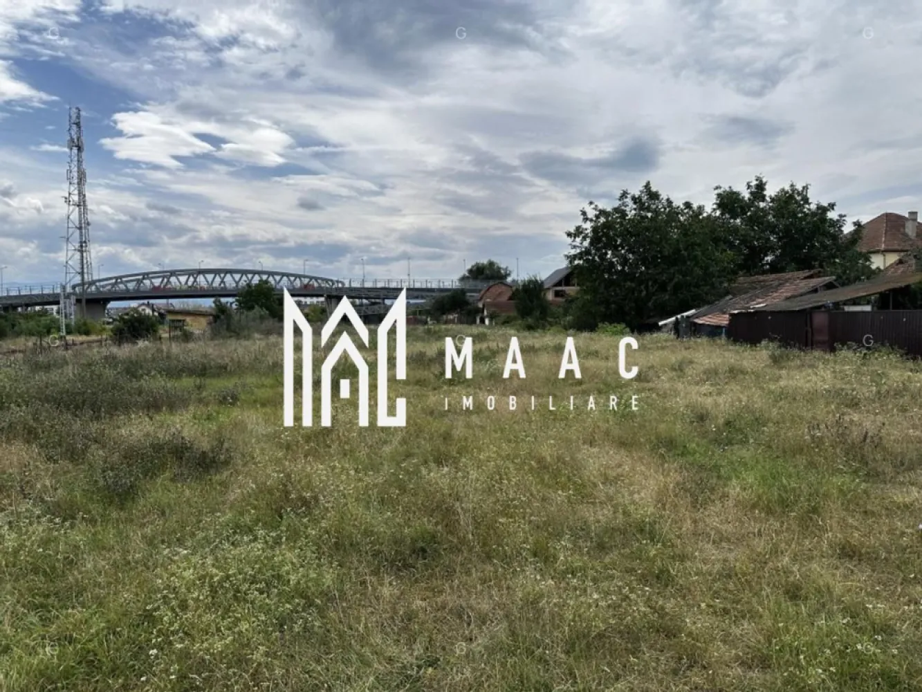 Teren 16058 mp I Urbanism locuințe locative I Tractorului - MAAC Imobiliare prezintă spre vânzare un teren generos cu construcții existente, situat pe strada Tractorului din Sibiu, într-o zonă aflată în plină dezvoltare urbană și cu acces rapid către centrul orașului. Proprietatea beneficiază de certificat de urbanism pentru construire ansamblu de locuințe colective și funcțiuni aferente, ceea ce o transformă într-o oportunitate excelentă pentru investitori. Caracteristici teren - Suprafață totală: 16.058 mp - Deschidere la două străzi: - Str. Tractorului – 31,43 m - Calea Șurii Mici – 29,95 m - Lungime teren: 512 m - Localizare: la doar 1,7 km de centrul Sibiului Construcții existente – 2.110 mp Proprietatea dispune de clădiri funcționale, racordate la utilități: - Hală producție – 445 mp - Hală producție – 448 mp - Hală producție – 749 mp - Clădire birouri – 104 mp - Magazie – 353 mp - Cabină poartă – 11 mp Avantaje și potențial investițional - Certificat de urbanism pentru ansamblu de locuințe colective - Zonă cu dezvoltări majore în curs - Vecinătate imediată cu THE LAKE HOME – proiect de 500 apartamente, aparthotel, restaurante și promenadă pe malul lacului Binder - Aproape de viitorul Spital Județean Sibiu - Acces excelent la infrastructura rutieră și la principalele zone de interes ale orașului Proprietatea este ideală pentru dezvoltări rezidențiale, mixte sau reconversii industriale cu potențial ridicat, valorificați această proprietate apelând MAAC Imobiliare,specificând ID CP2890856. }}