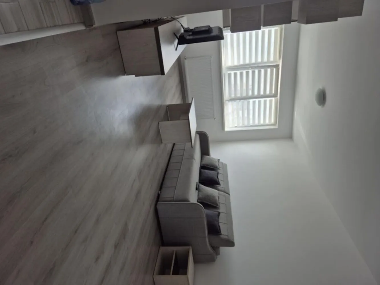 Garsoniera de Vanzare - zona Grand Arena - 35 mp - Se oferă spre vânzare o garsonieră modernă, complet mobilată și utilată, situată într-o zonă liniștită din Sectorul 4, în spatele Grand Arena Mall. Proprietatea beneficiază de acces facil către Bulevardul Brâncoveanu și Bulevardul Metalurgiei.

📍 Detalii proprietate:

Imobil finalizat în anul 2021
Etaj 5 din 8
Bucătărie separată
Balcon cu acces direct din locuință
Aer condiționat
Se vinde exact ca în fotografii, complet mobilată și utilată

🚇 Acces și transport:

Stație STB la capătul străzii, în intersecția cu Strada Poștalionului
Stații de metrou în apropiere:
Apărătorii Patriei
Constantin Brâncoveanu

🚗 Loc de parcare:

Loc de parcare în proprietate privată disponibil separat
Preț: 8.995 €

💰 Preț garsonieră: 78.000 €
Prețurile afișate includ TVA.

ALEXXIMOB ESTATE - COMISION 0%
TEL. 0751454742